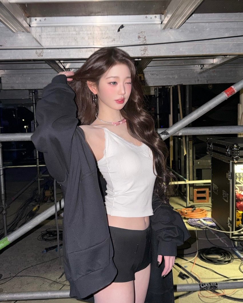 흰 레이스 캐미솔 + 검정 드로즈 입은 아이브 장원영 야한 몸매