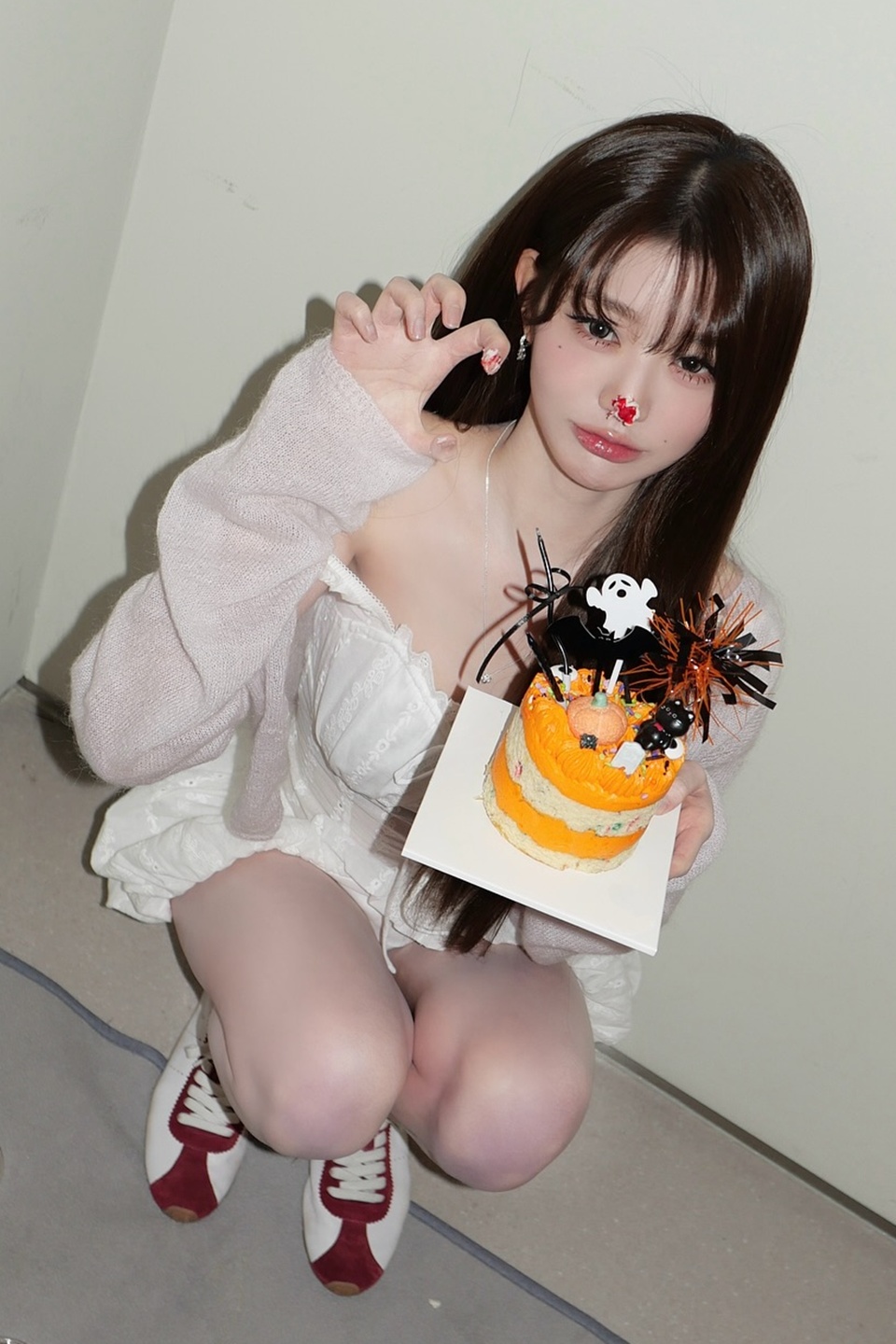 할로윈 케이크 들고 끼부리는 장원영 흰 레이스 시스루 슬립 허벅지