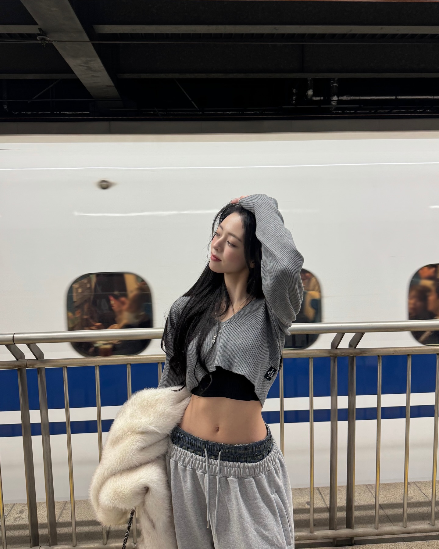 있지 유나 기차역에서 회색 골지 크롭티 잘록한 복부 배꼽