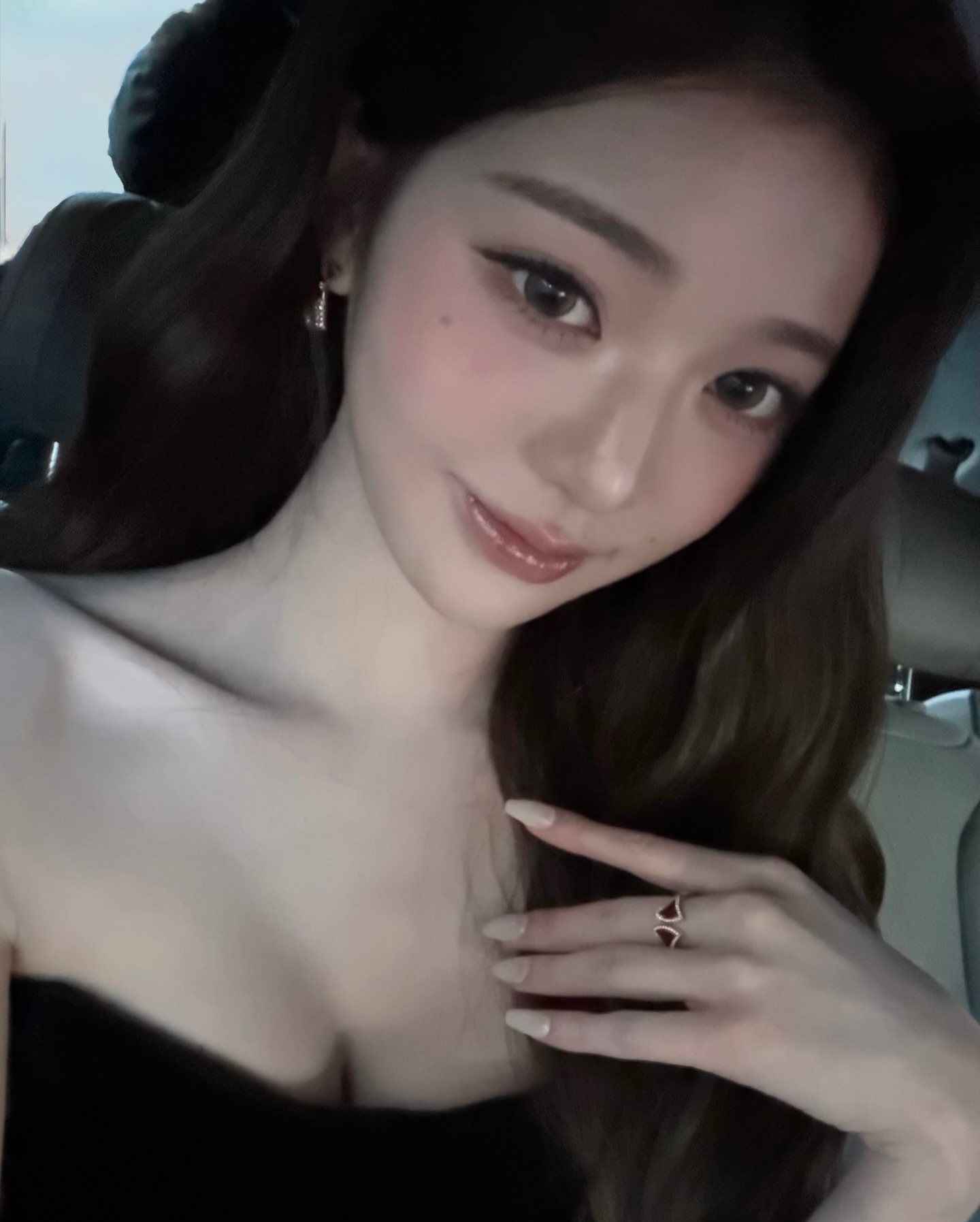 장원영 불가리 행사 블랙 오프숄더 원피스 미친 미모 가슴골