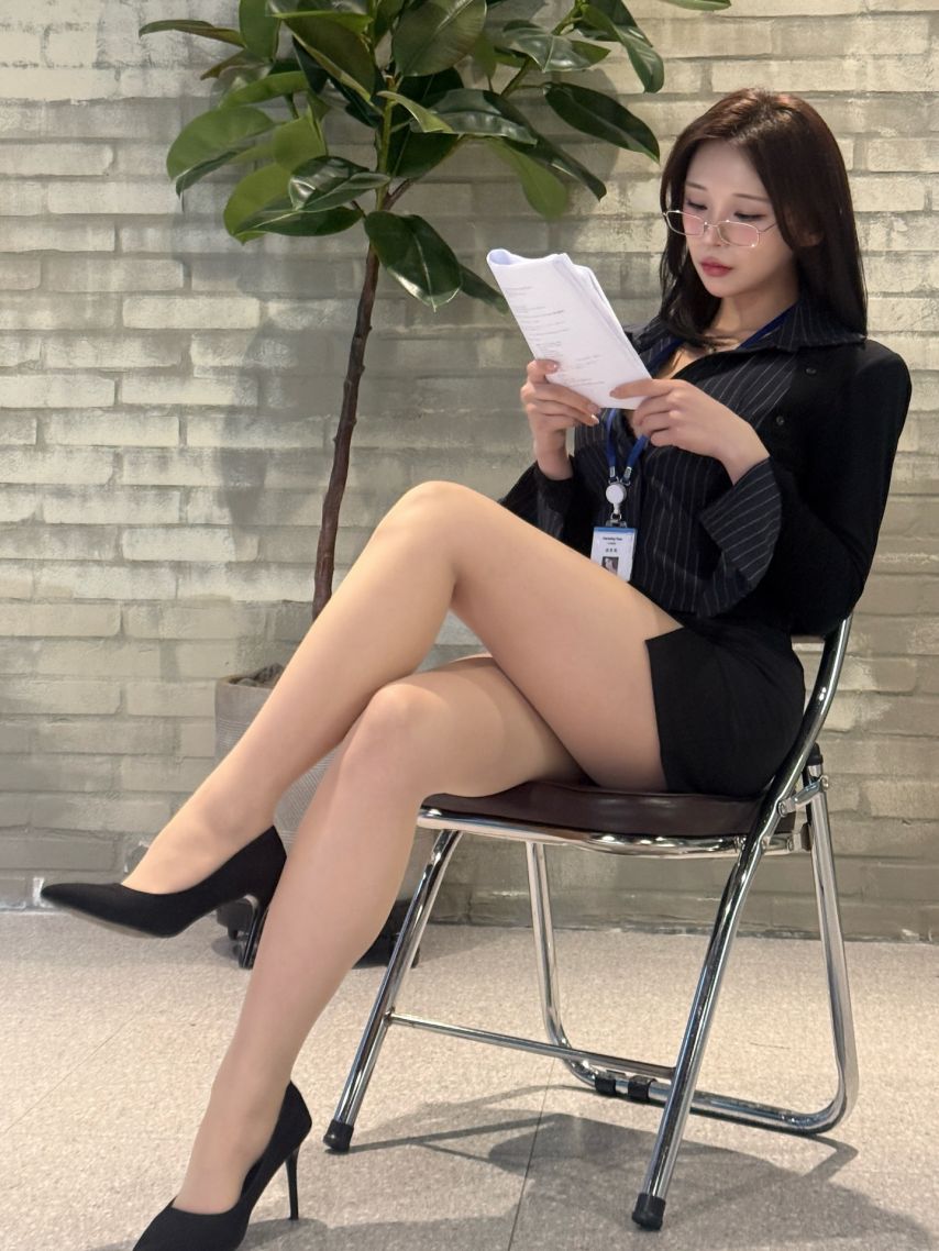 안경 쓰고 서류 살펴보는 섹시한 블랙 오피스룩 꽃빵 야벅지