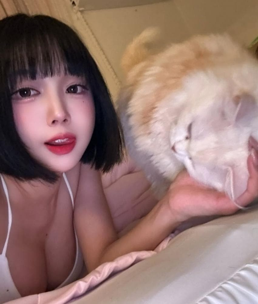 침대에 엎드린 정다별이 흰 끈나시 가슴골 노출 - 인스타
