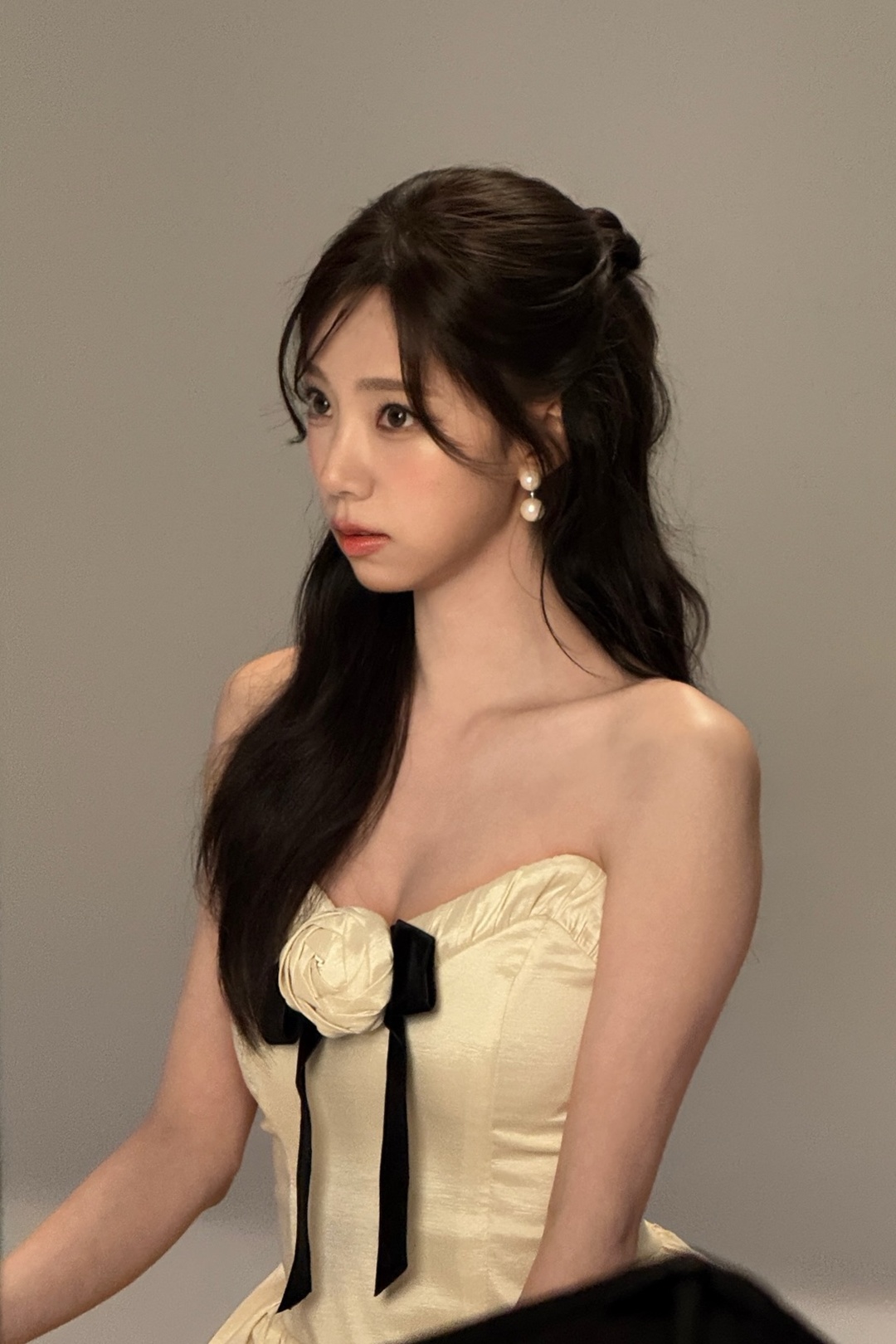꽃 달린 화이트 오프숄더 몽실한 가슴골 우주소녀 여름