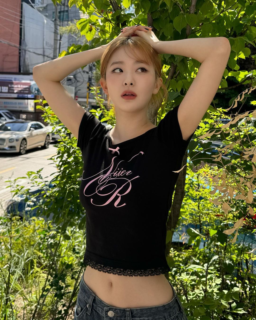 레드벨벳 슬기...청바지에 검정 레이스 크롭티 잘록한 복부 배꼽