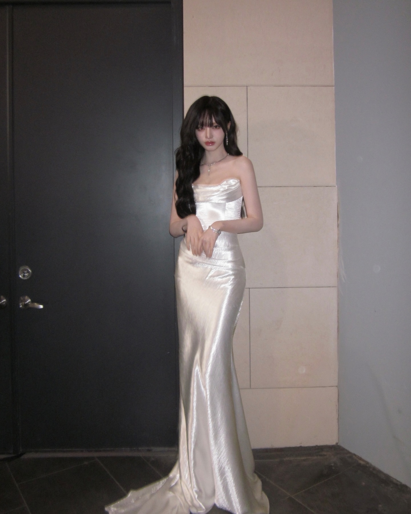 [아이브] 화이트 실크 롱드레스 리즈 뽀얀 어깨 아찔한 가슴골