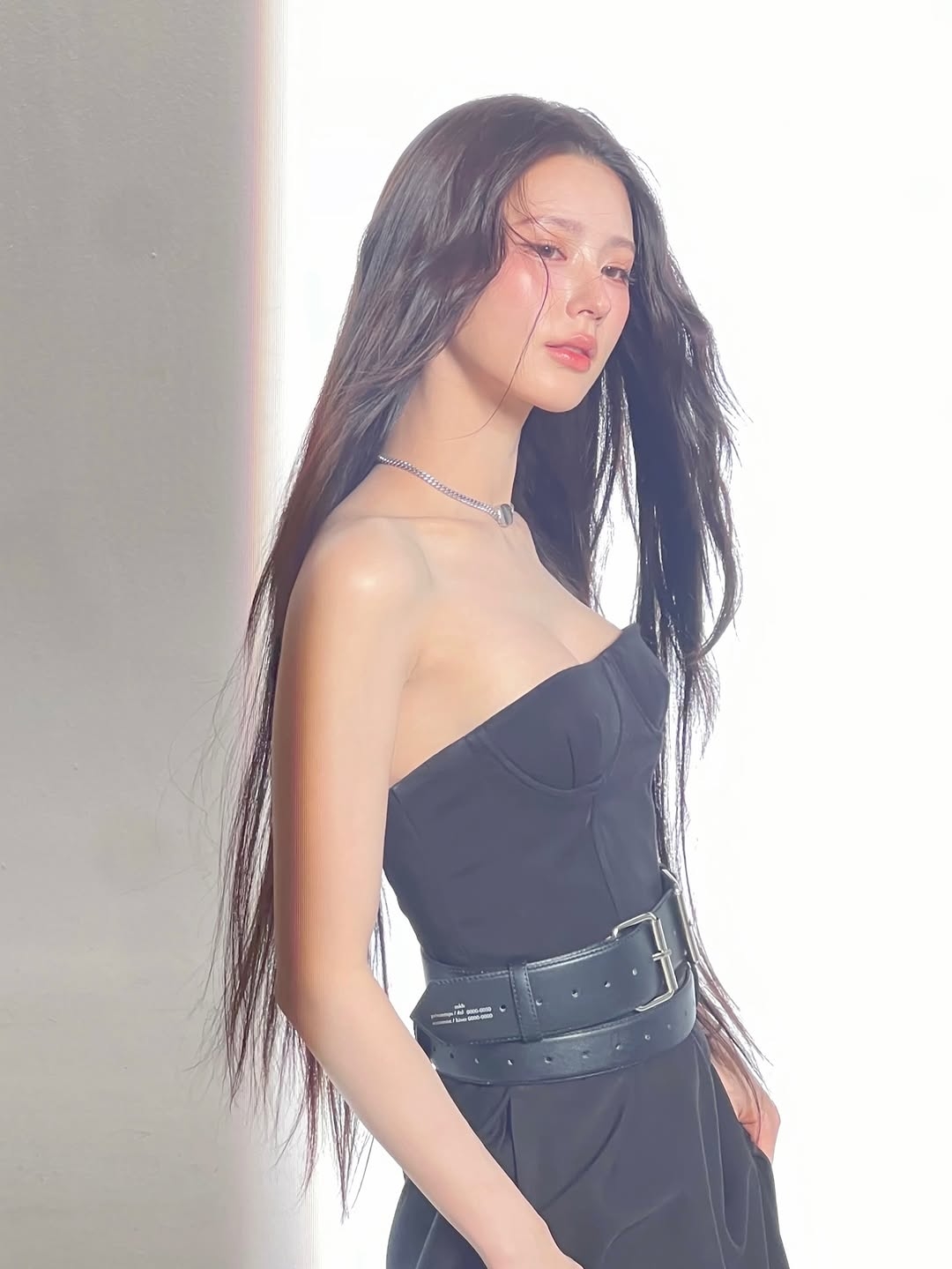 아이들 미연 블랙 오프숄더 란제리룩 원피스 뽀얀 가슴골 노출