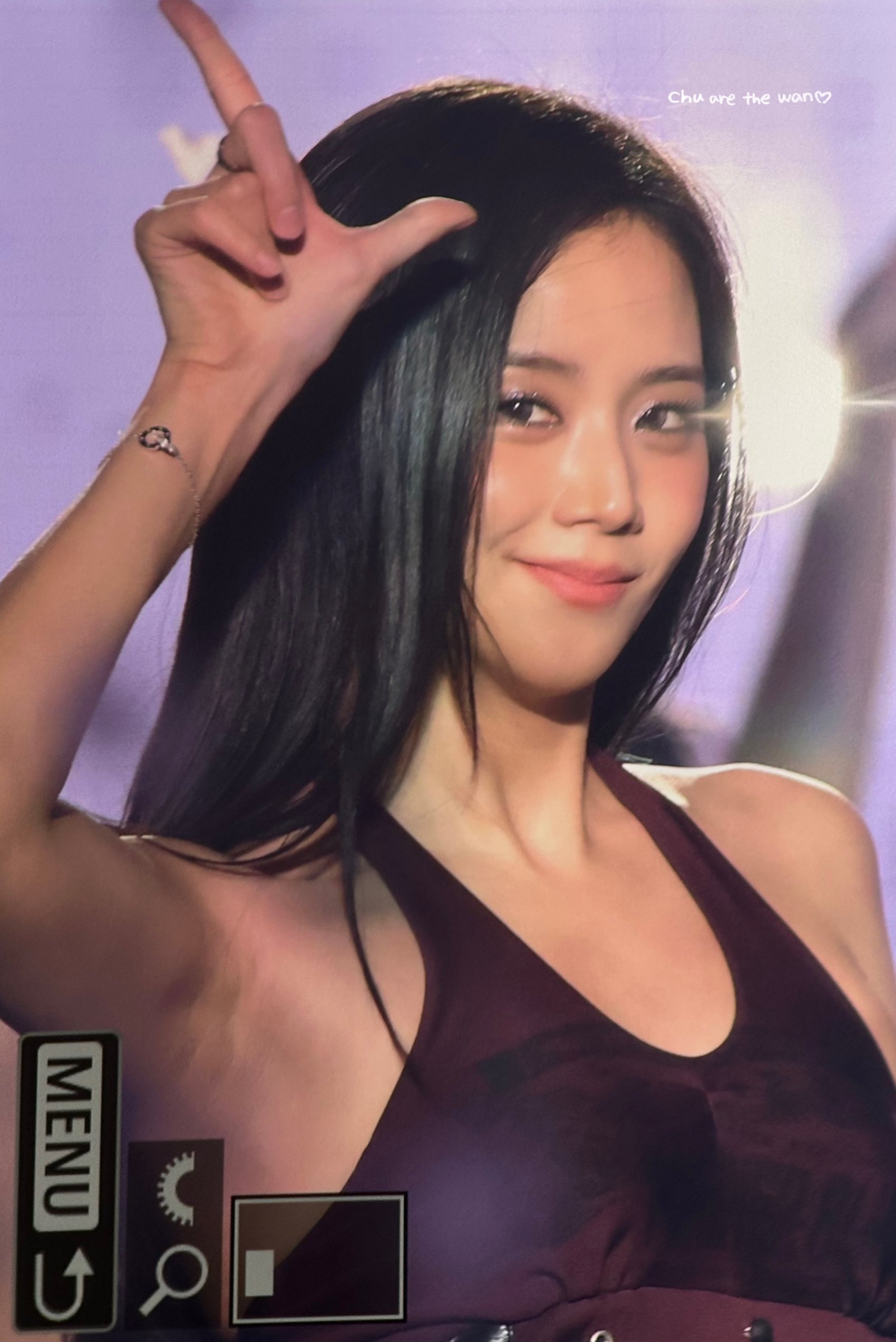 자주색 코르셋 의상 블랙핑크 지수 매끈한 어깨 겨드랑이