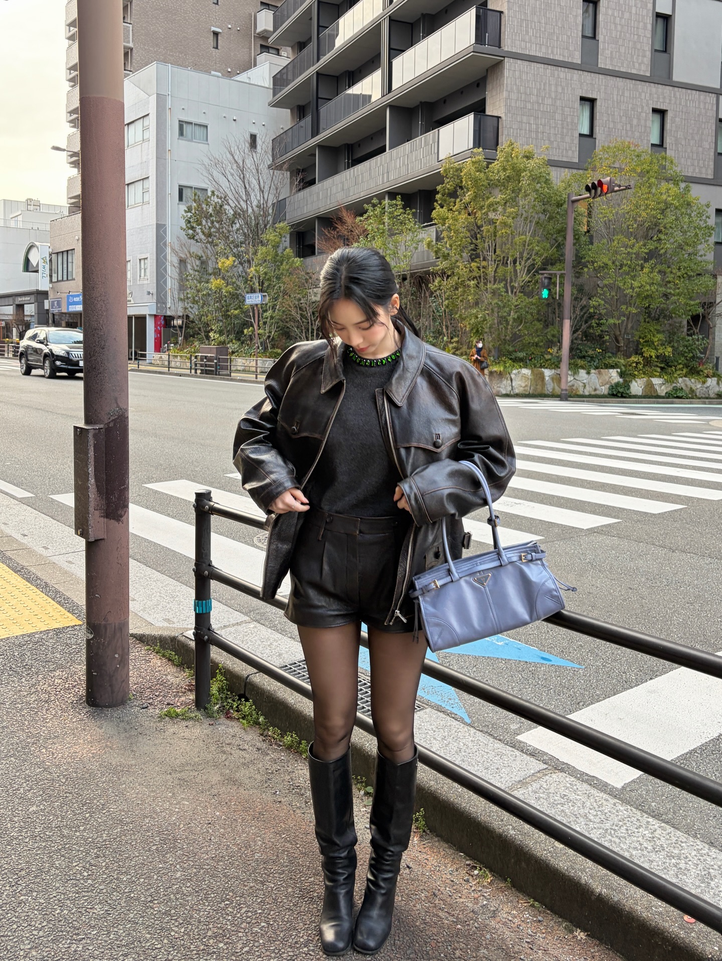 길거리에서 사진 찍는 카리나 가죽핫팬츠 검스 허벅지 각선미