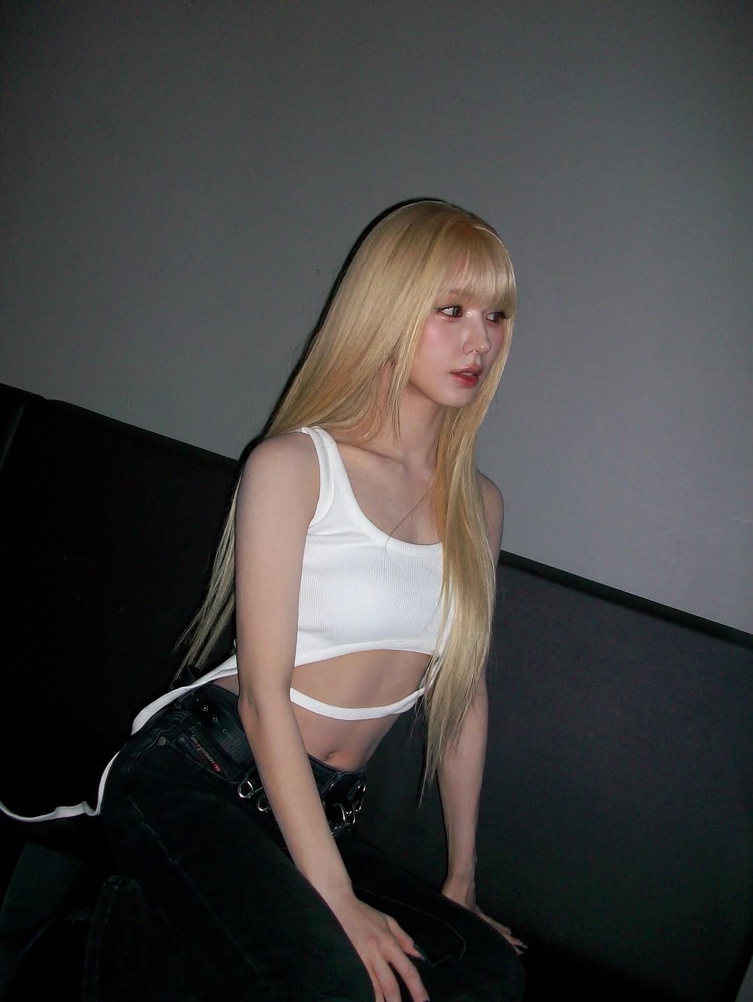 대기실의 아이들 미연 시원한 끈나시 의상 잘록한 복부 배꼽