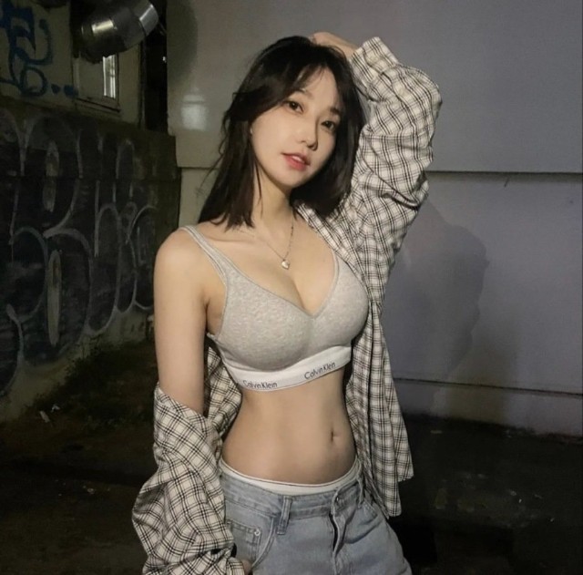 QWER 마젠타 회색 CK 브라 가슴골 + 복부 1장