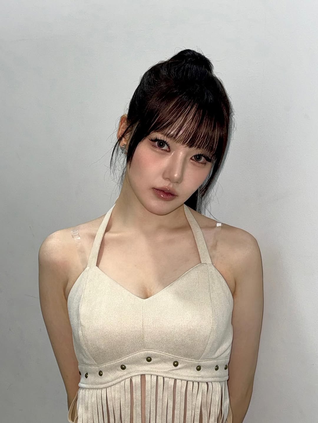 아이보리색 홀터넥 란제리룩 예린(여자친구) 대기실 가슴골 노출