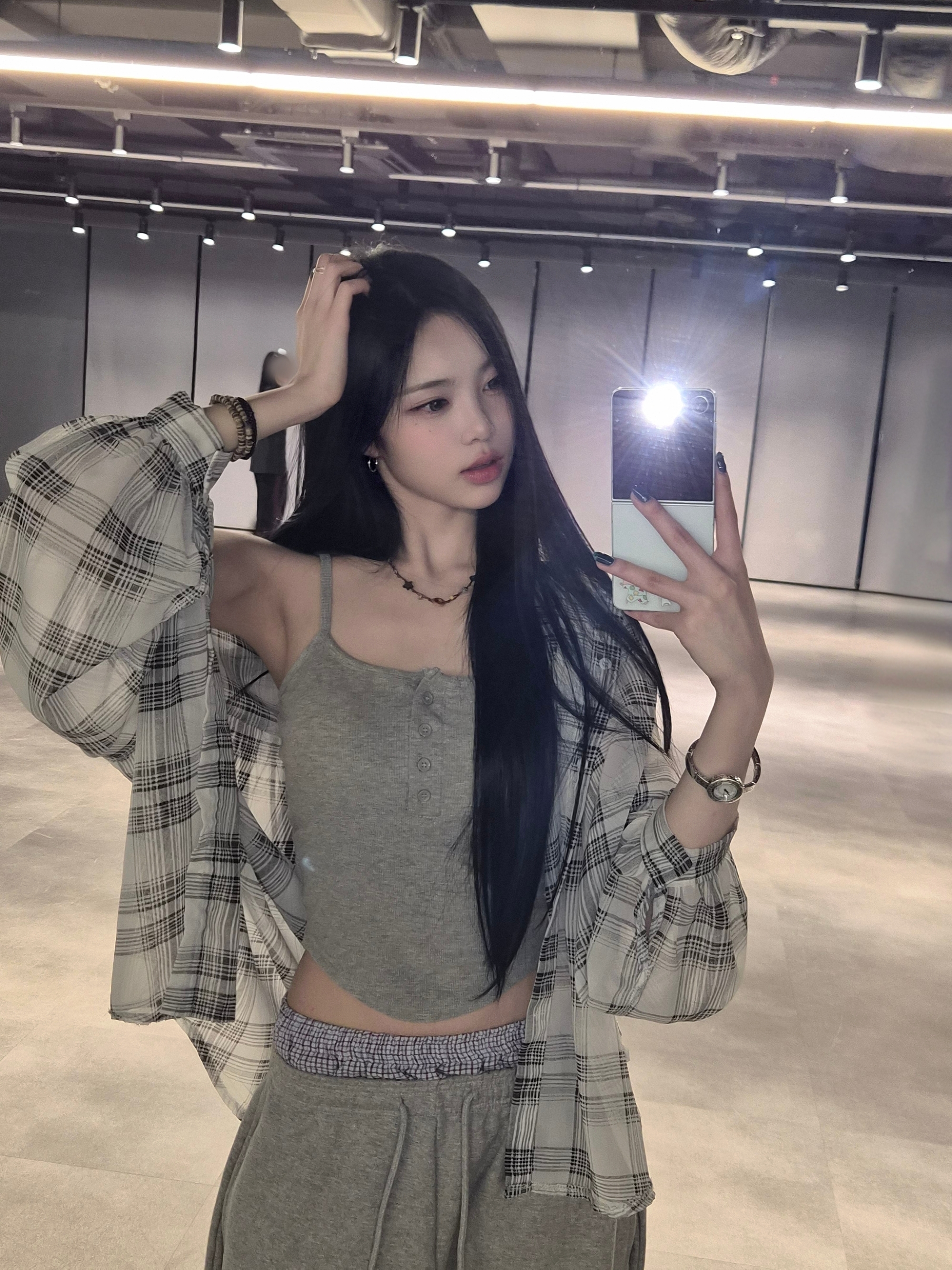 연습실에서 셀카 찍은 하츠투하츠 이안...회색 뜬나시 겨드랑이