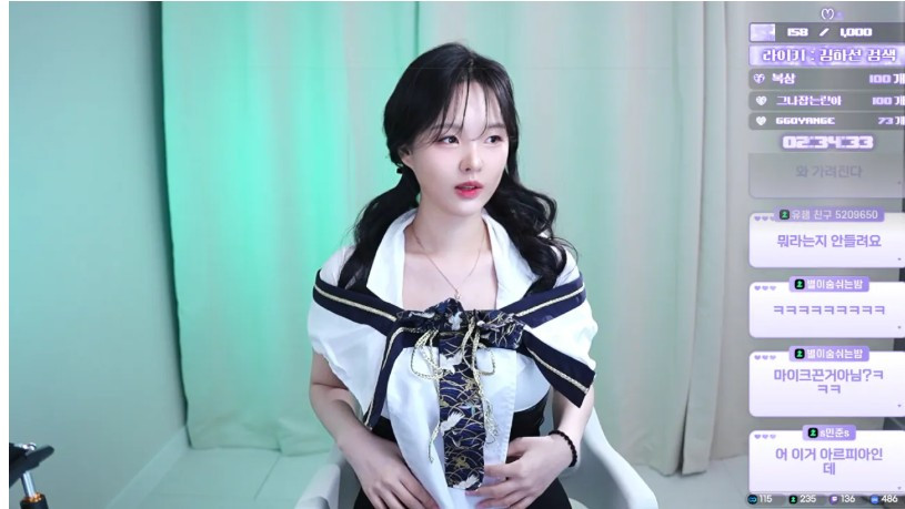 거적대기 살짝 올려서 보여주는 김하선 참한 가슴골