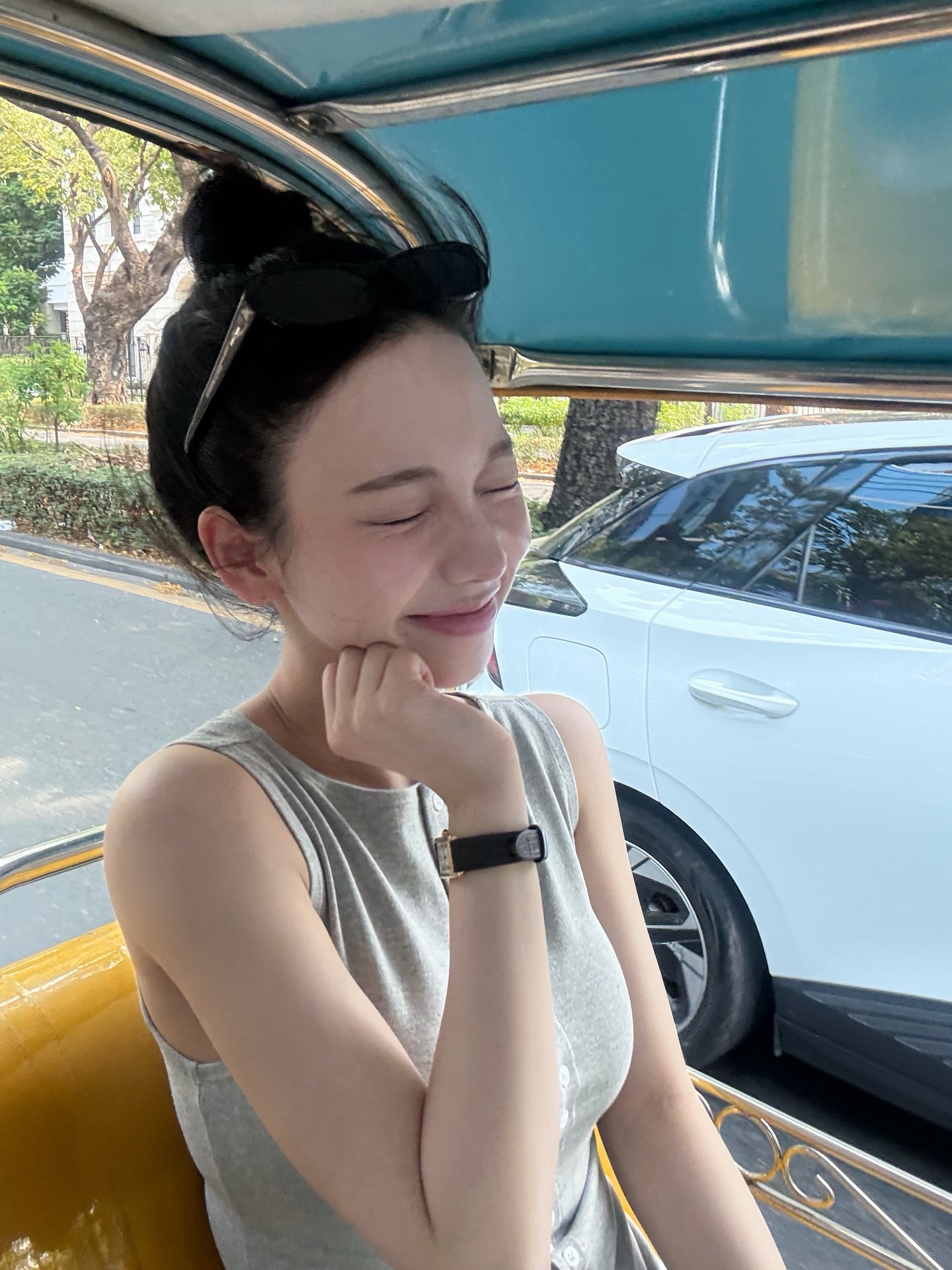 방콕 여행중인 카리나 시원한 회색 민소매 묵직한 가슴 볼륨감