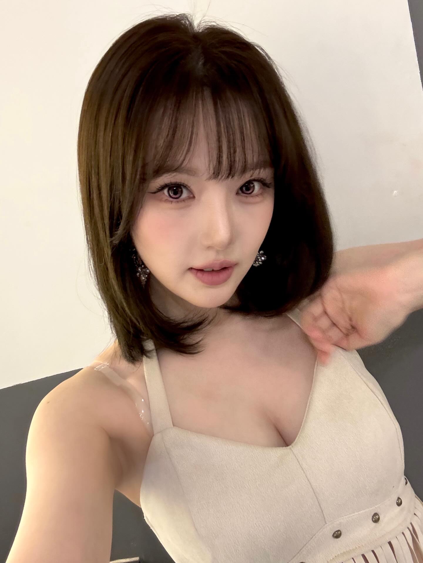 여자친구 예린 대기실 아이보리색 브라탑 가슴골 노출 - 인스타