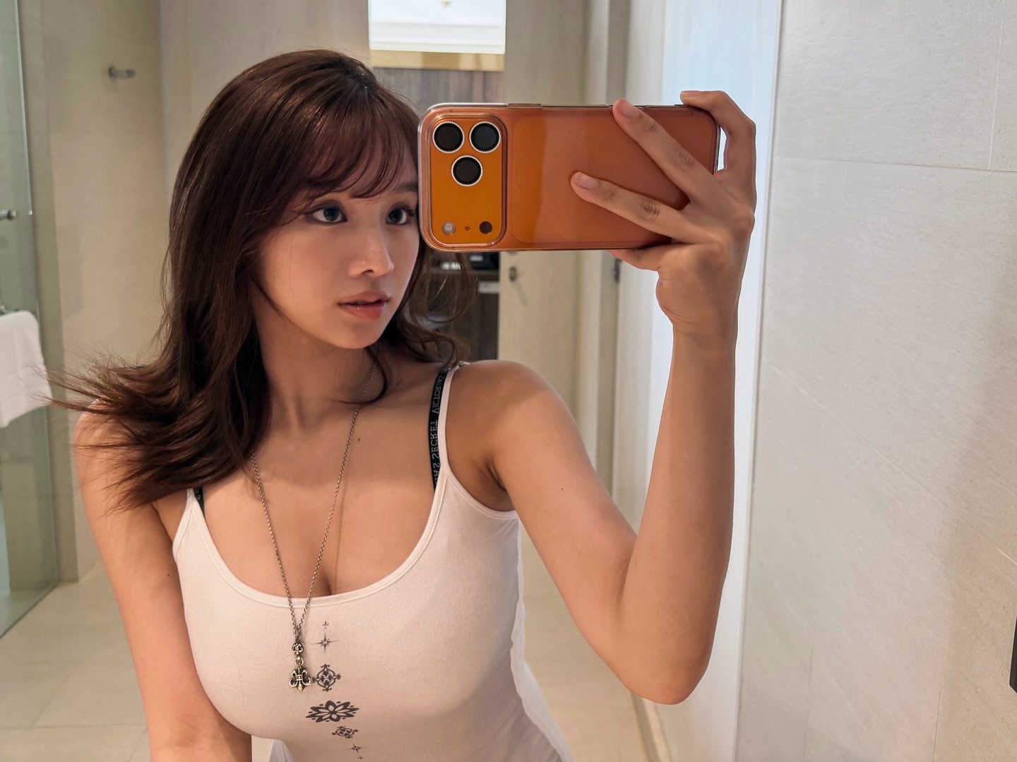해변에서 화이트 끈미시룩 입은 키오프 나띠 묵직한 가슴 볼륨감