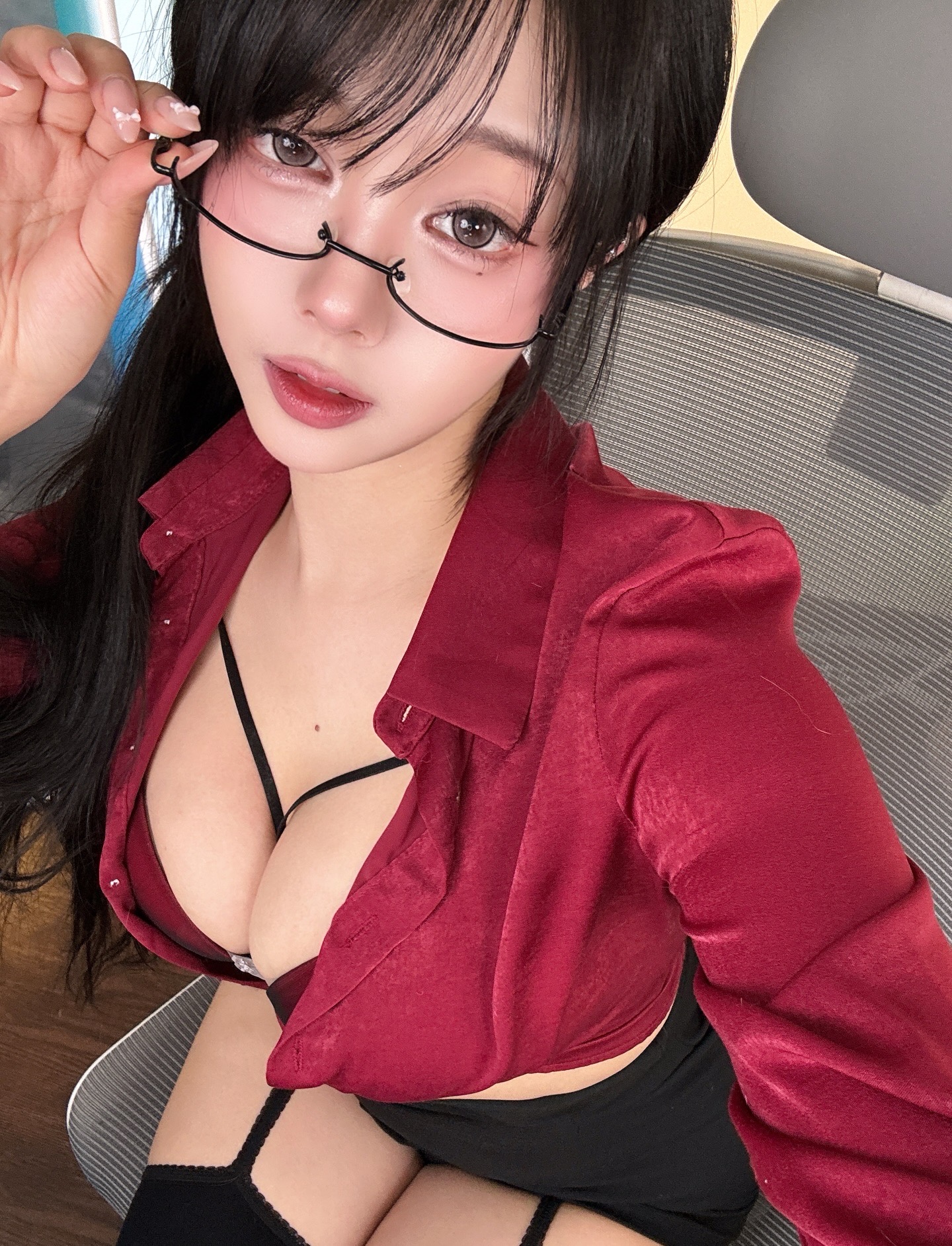빨간 하네스 브라끈 가슴골에 끼운 빨검 오피스룩 정다별이