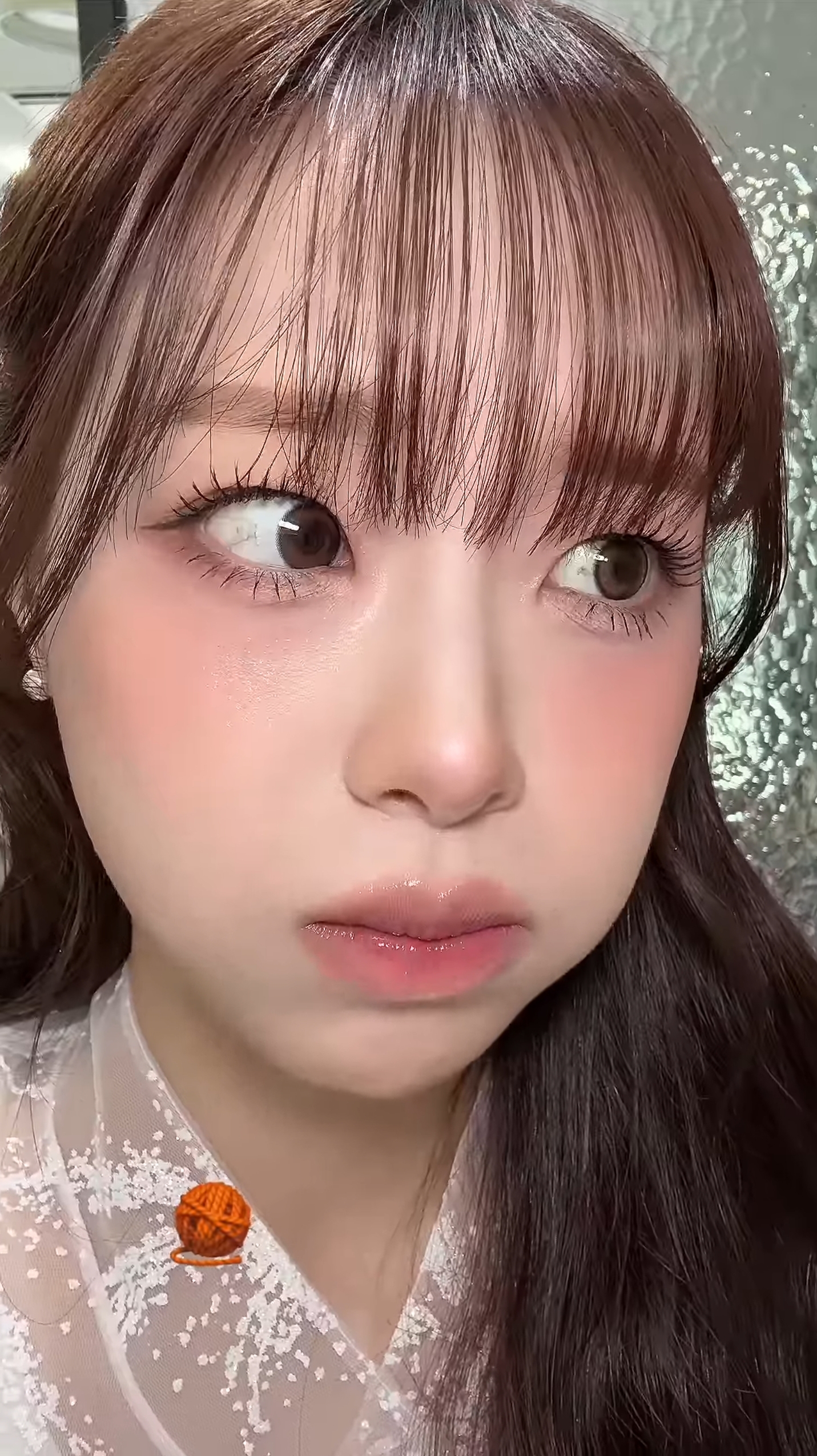 입에 뭔가를 머금은듯한 한복 츄...꿀꺽...혀낼름