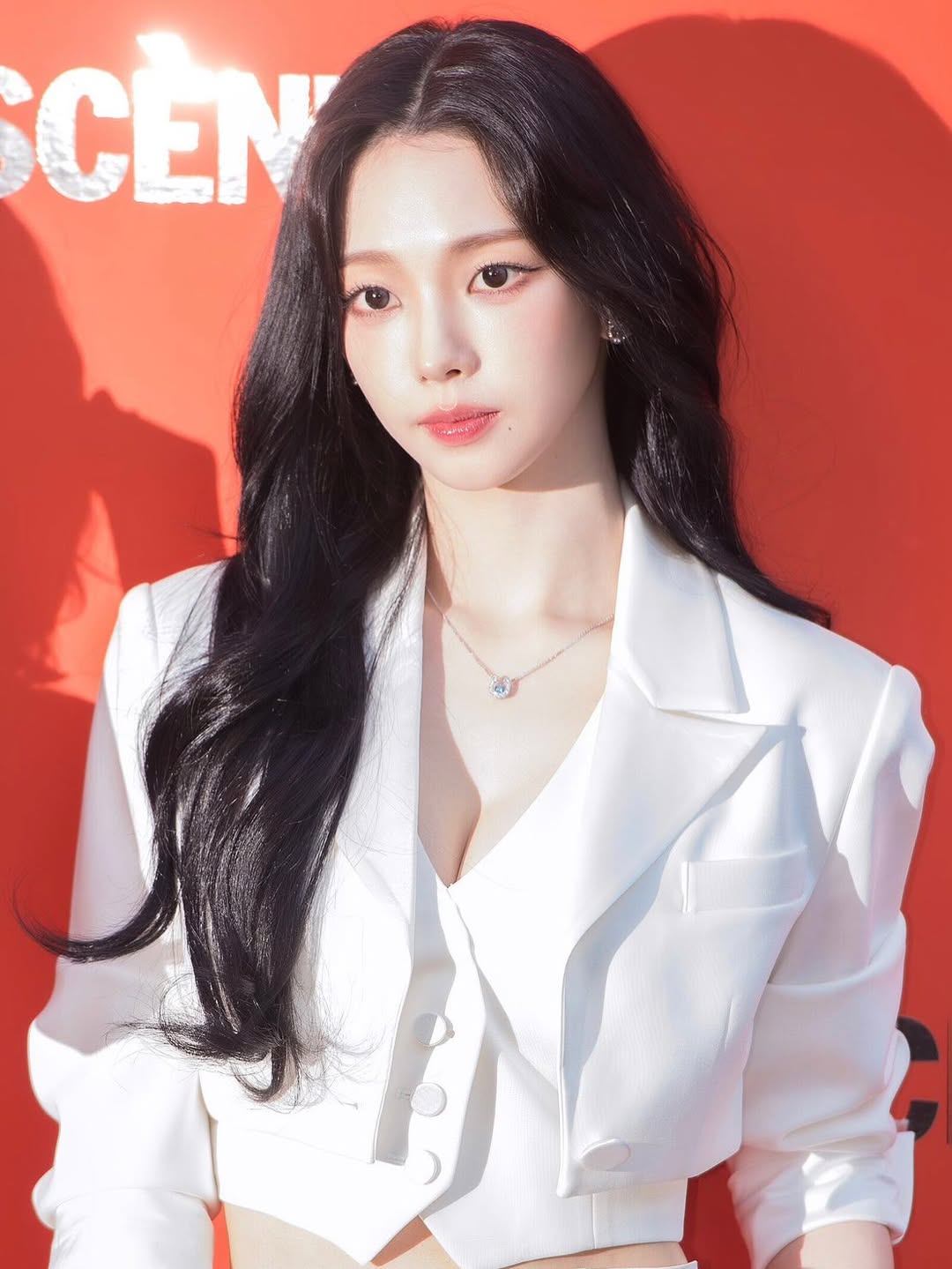 화이트 정장 V넥 조끼 가슴골 노출 카리나 - 260219 미장센 팝업 (2)