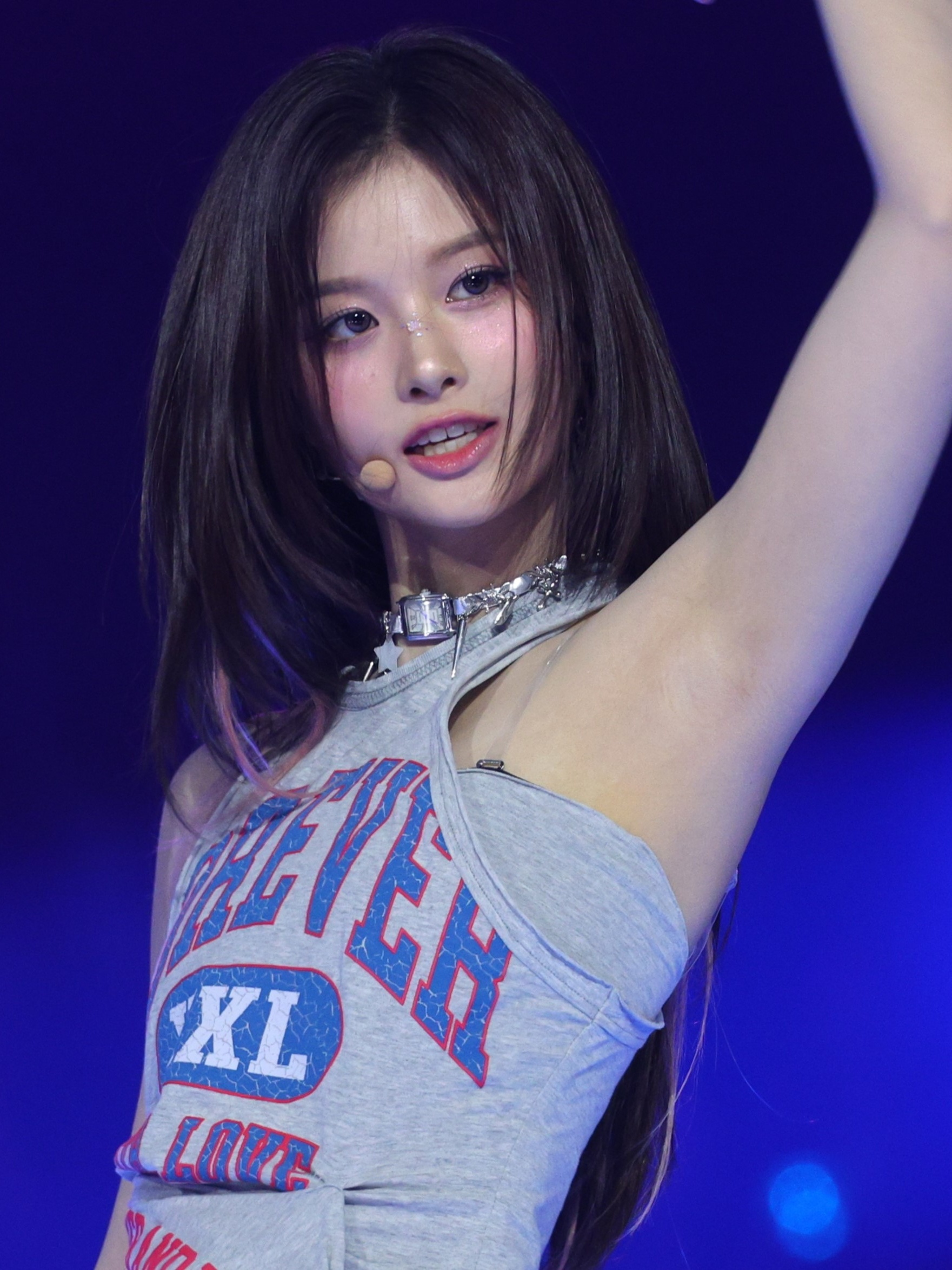 엔믹스 설윤 회색 홀터넥 민소매 겨드랑이 페로몬 (초고화질)