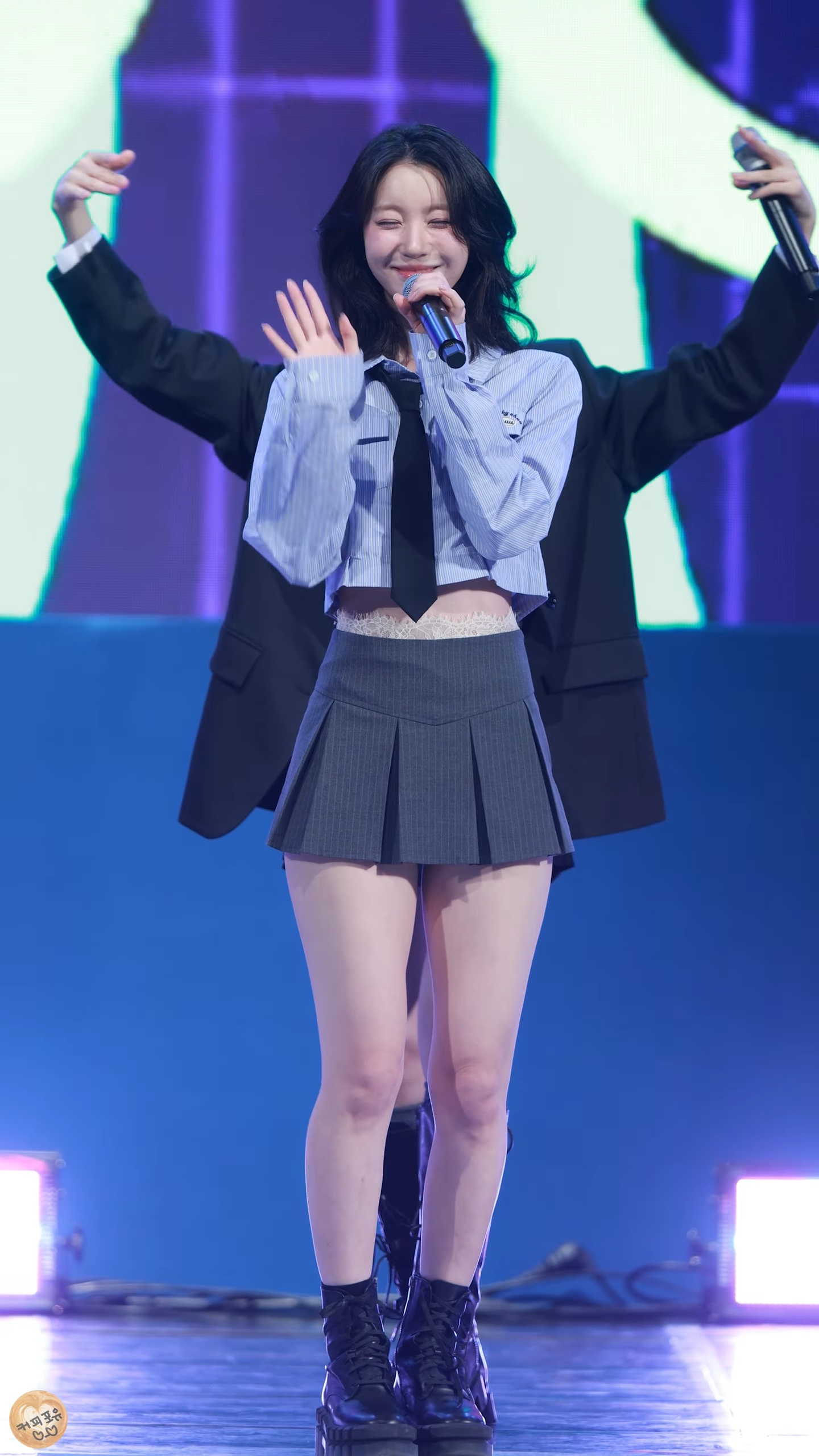 오마이걸 유빈 회색 교복 스커트 아찔한 허벅지 라인 - 260225