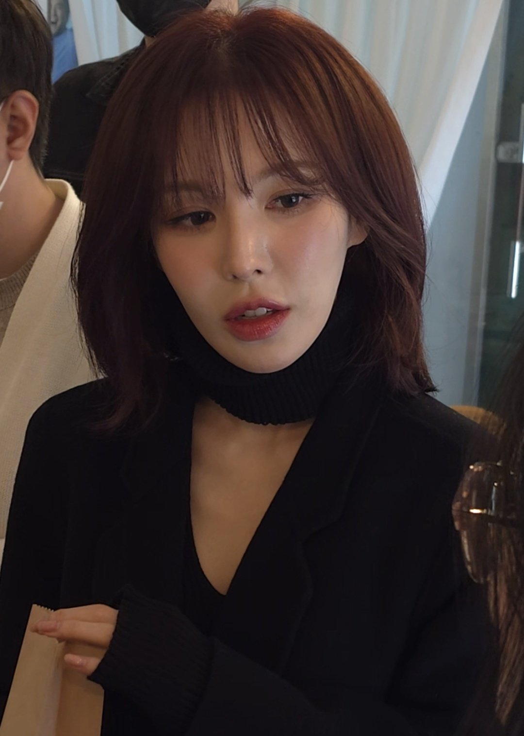 검정 브이넥 골지티 + 청바지 입은 웬디 은근한 골반라인