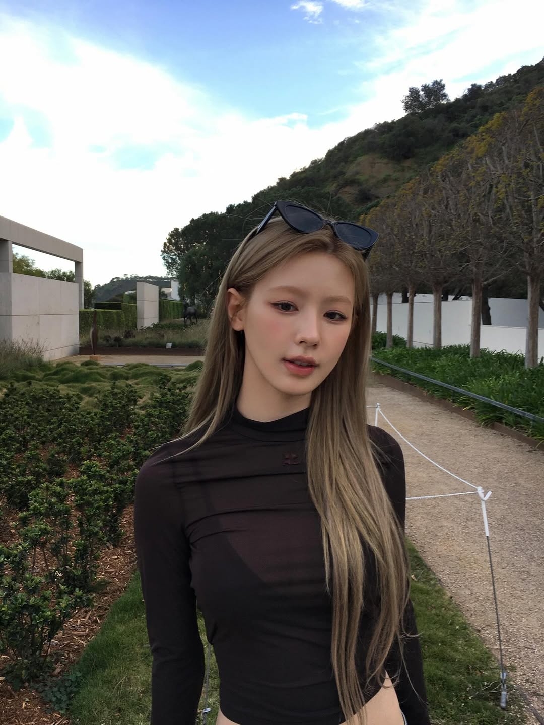 검정 끈브라 비치는 갈색 시스루 입은 미연 청바지핏 배꼽