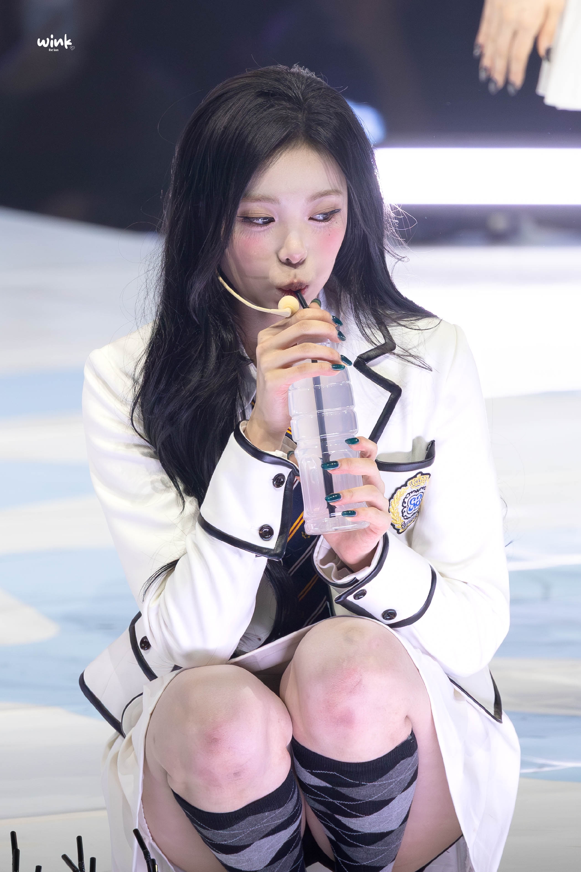 흰 교복 치마 입고 쪼그려앉아서 물 마시는 이안  검속 허벅지