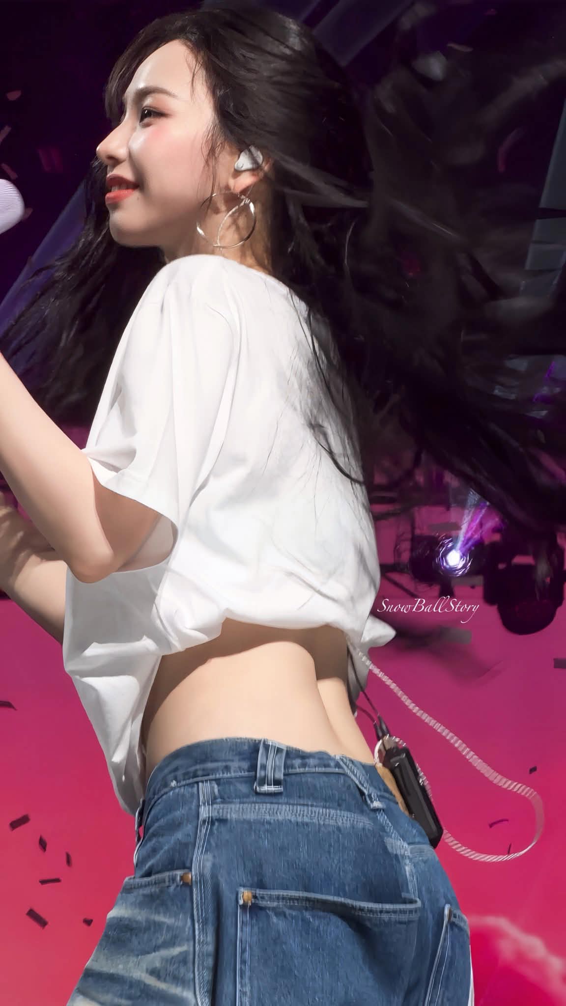 흰 반팔티 말아올린 청바지 카리나...매끈하고 하얀 기립근 1장