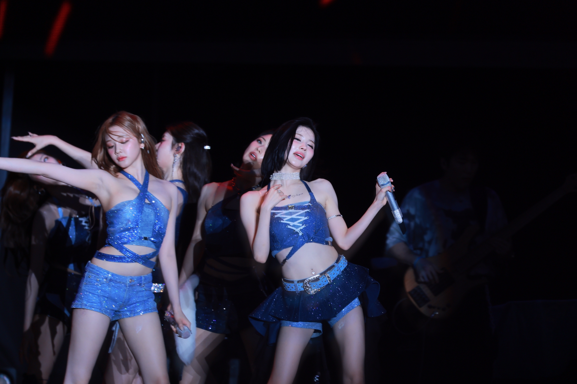 많이 더워보이는 베이비몬스터 멤버들 겨드랑이 꿀벅지 (고화질)