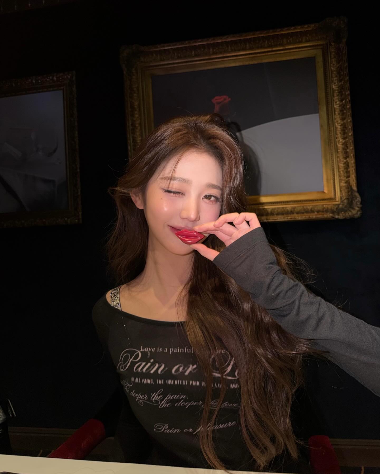 살짝 시스루된 검정티로 유추해보는 장원영 빅토리아 시크릿 취향