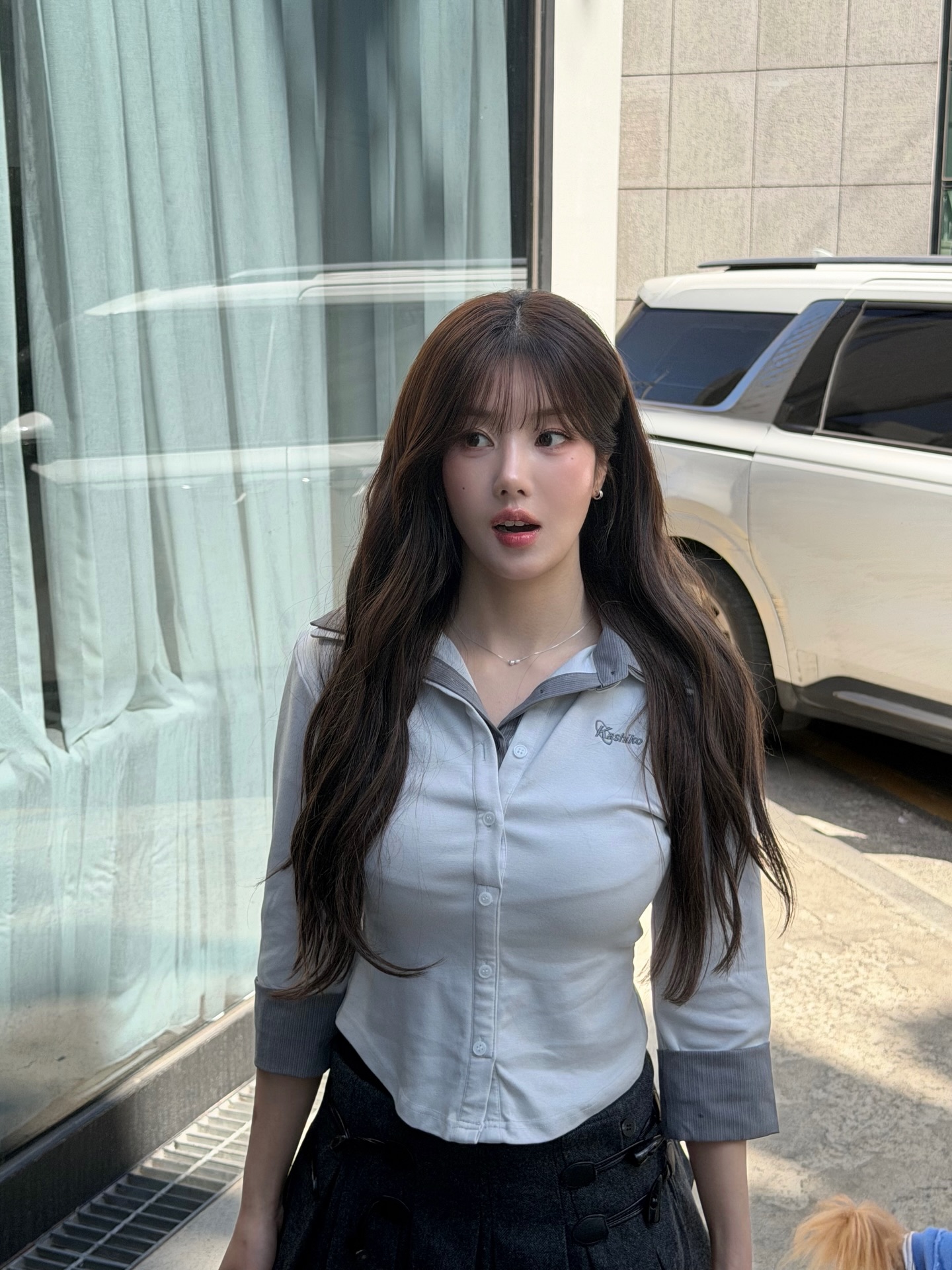 화이트 남방 단추를 압박하는 묵직한 가슴 볼륨감 권은비 - 인스타