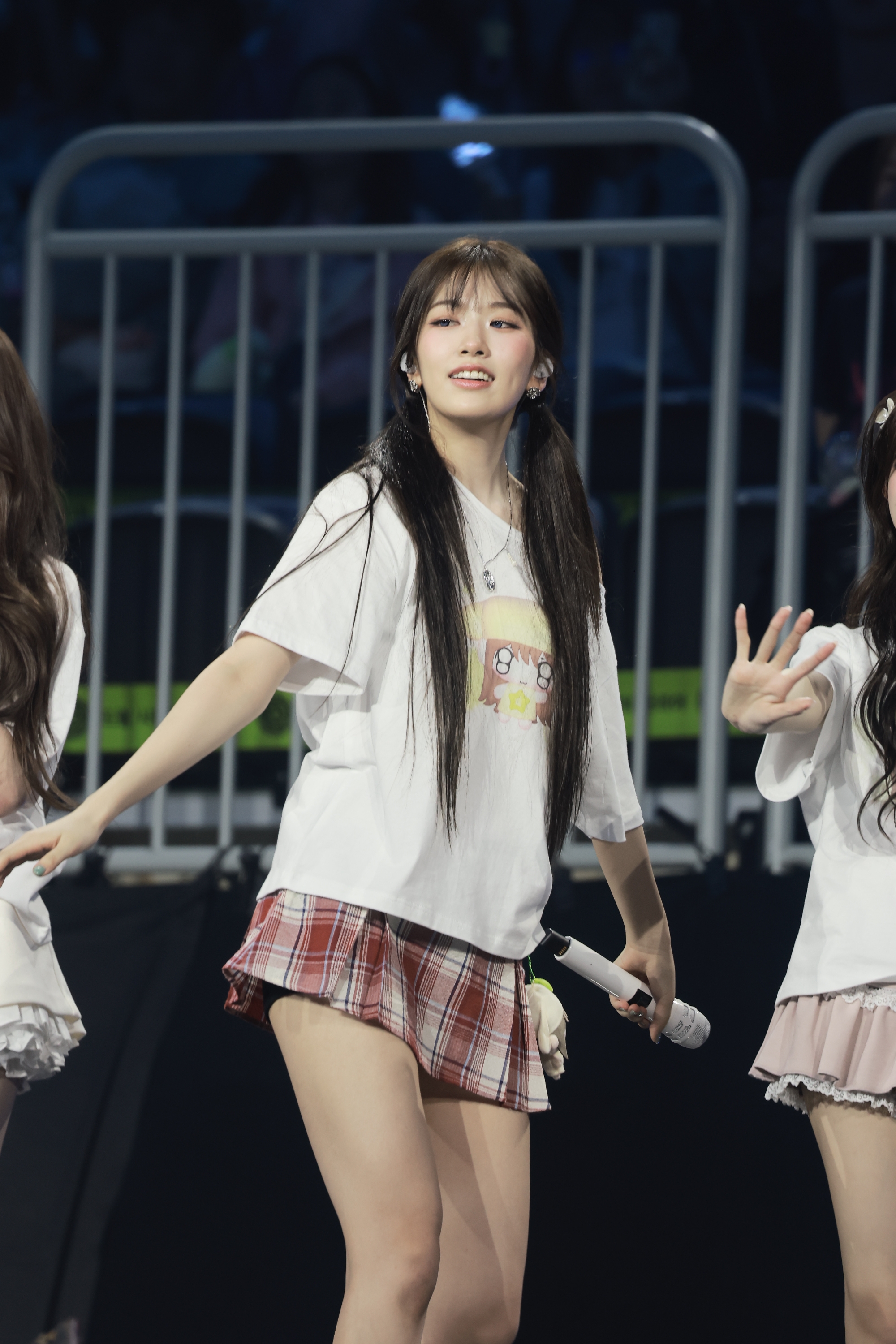 귀여운 양갈래 안유진  체크스커트 검속 엉벅지 각선미 (초고화질)
