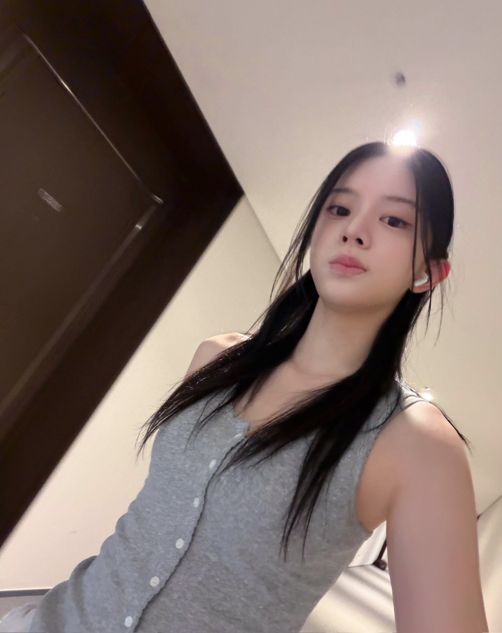 아일릿 민주 회색 골지 민소매 상큼한 겨드랑이 페로몬