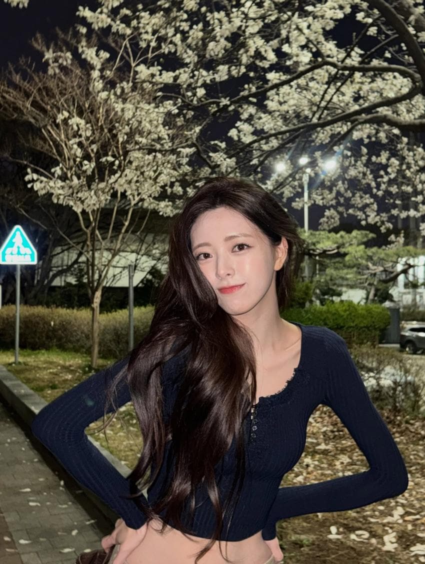 꽃구경 하러 간 있지 유나 남색 크롭티 잘록한 복부 배꼽 골반