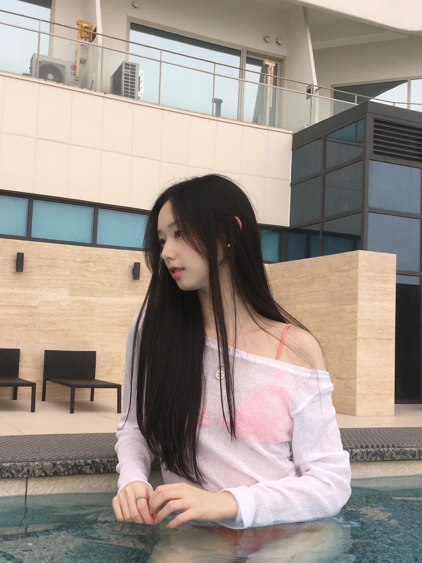 수영장 물속의 김도아 주황색 비키니 시스루 + 야한 복부 - 인스타