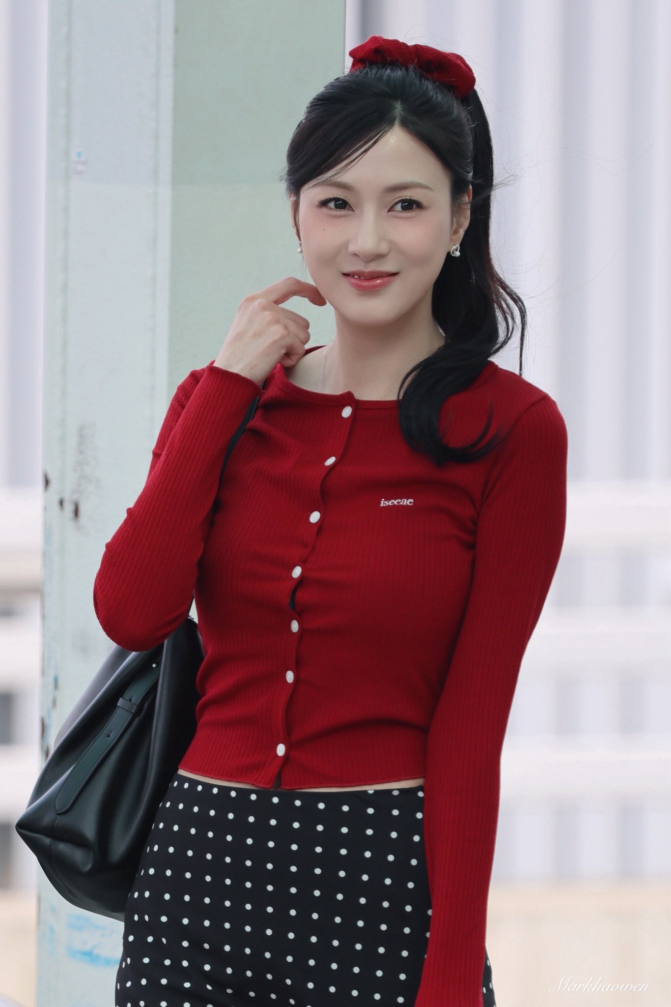 봄처녀 에이핑크 오하영 단추를 압박하는 빨간 골지 니트 가슴라인