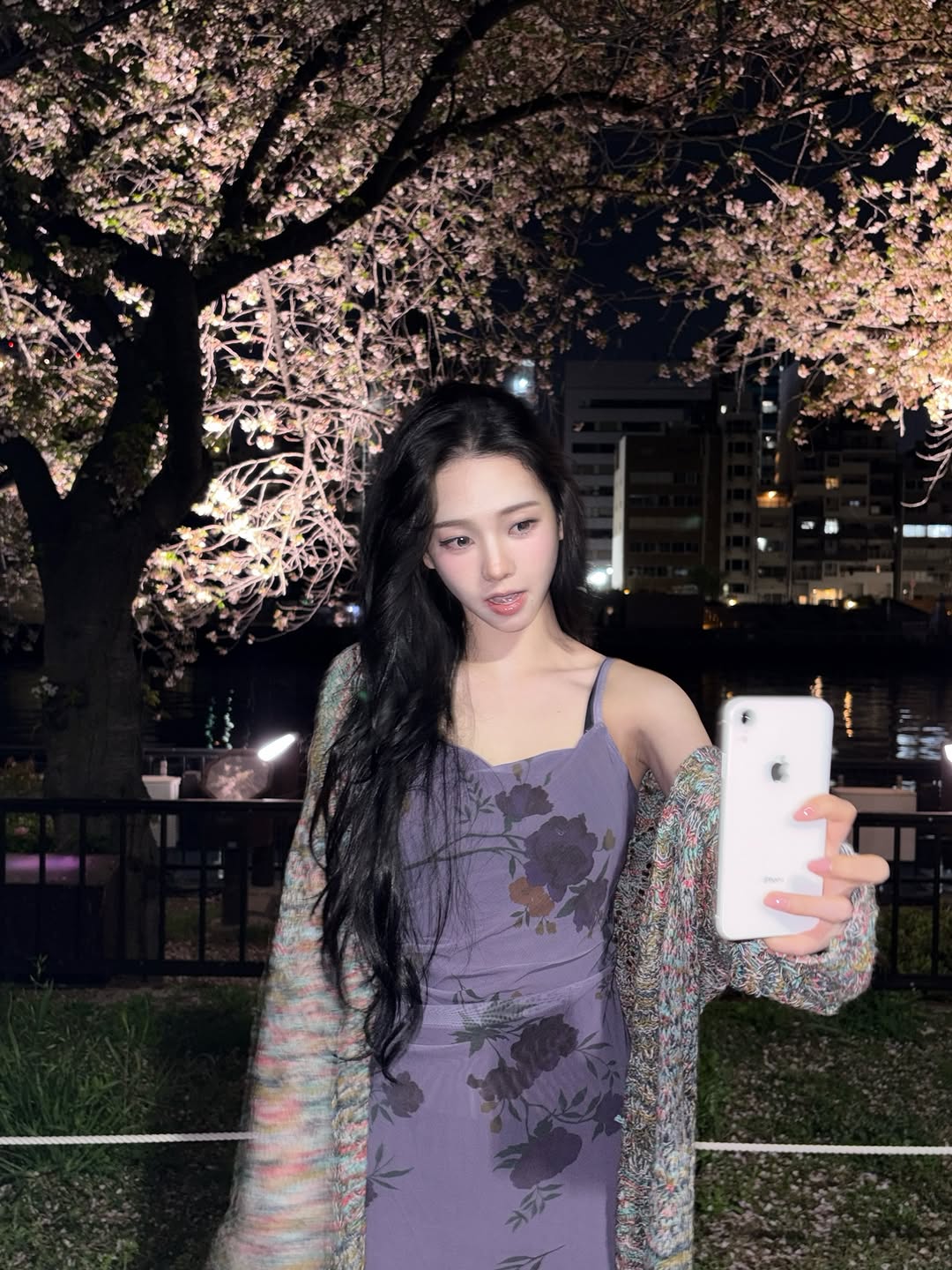 일본으로 꽃놀이 간 카리나...보라색 꽃무늬 미시룩 은근한 가슴골
