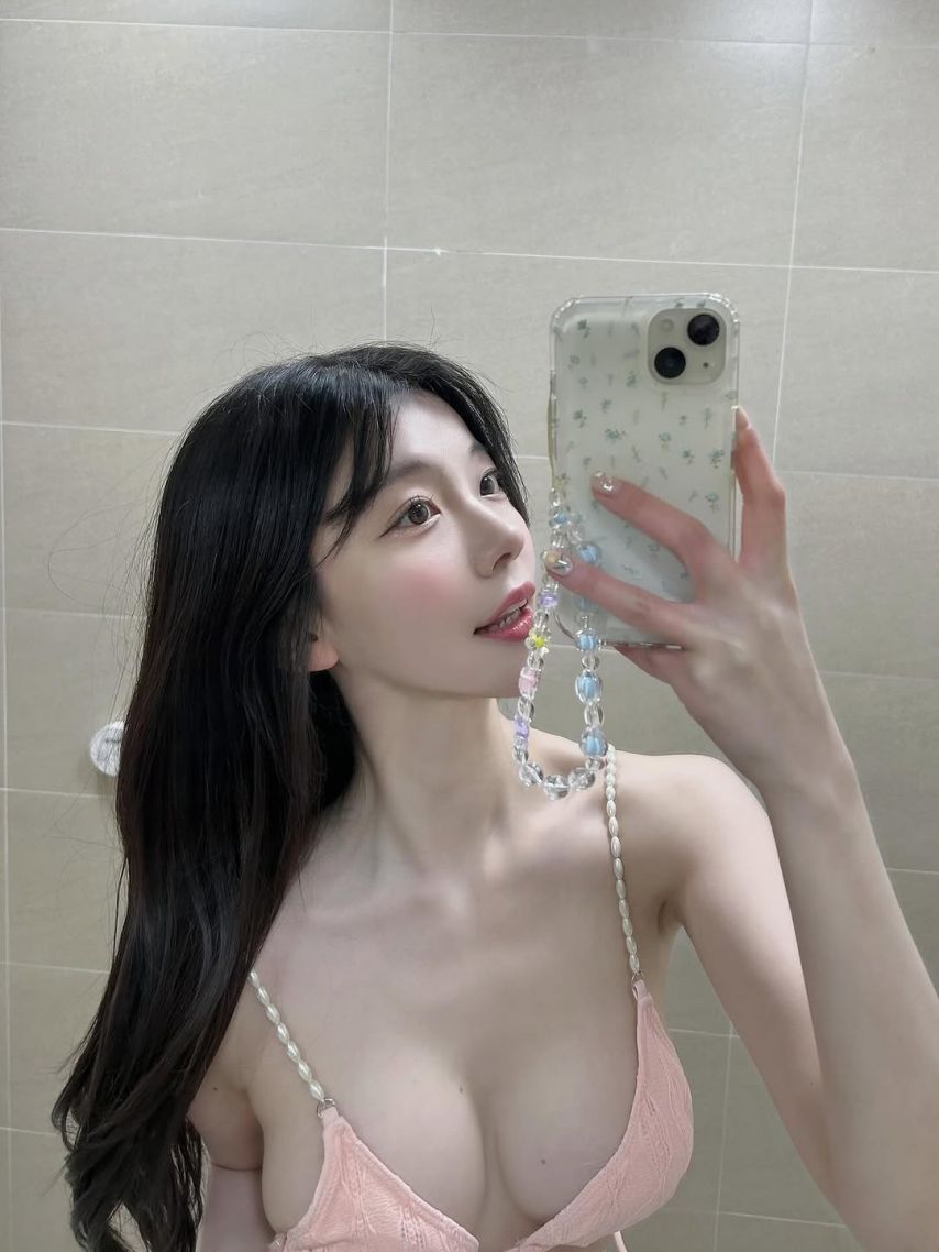 화장실에서 거울 셀카 찍는 쏘블리 핑크 끈드레스 알가슴골