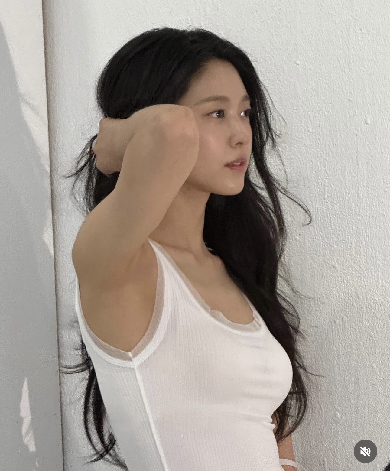 온천에서 검정 수영복 입은 설현 가슴골 살짝 + 숏레깅스 엉덩이핏
