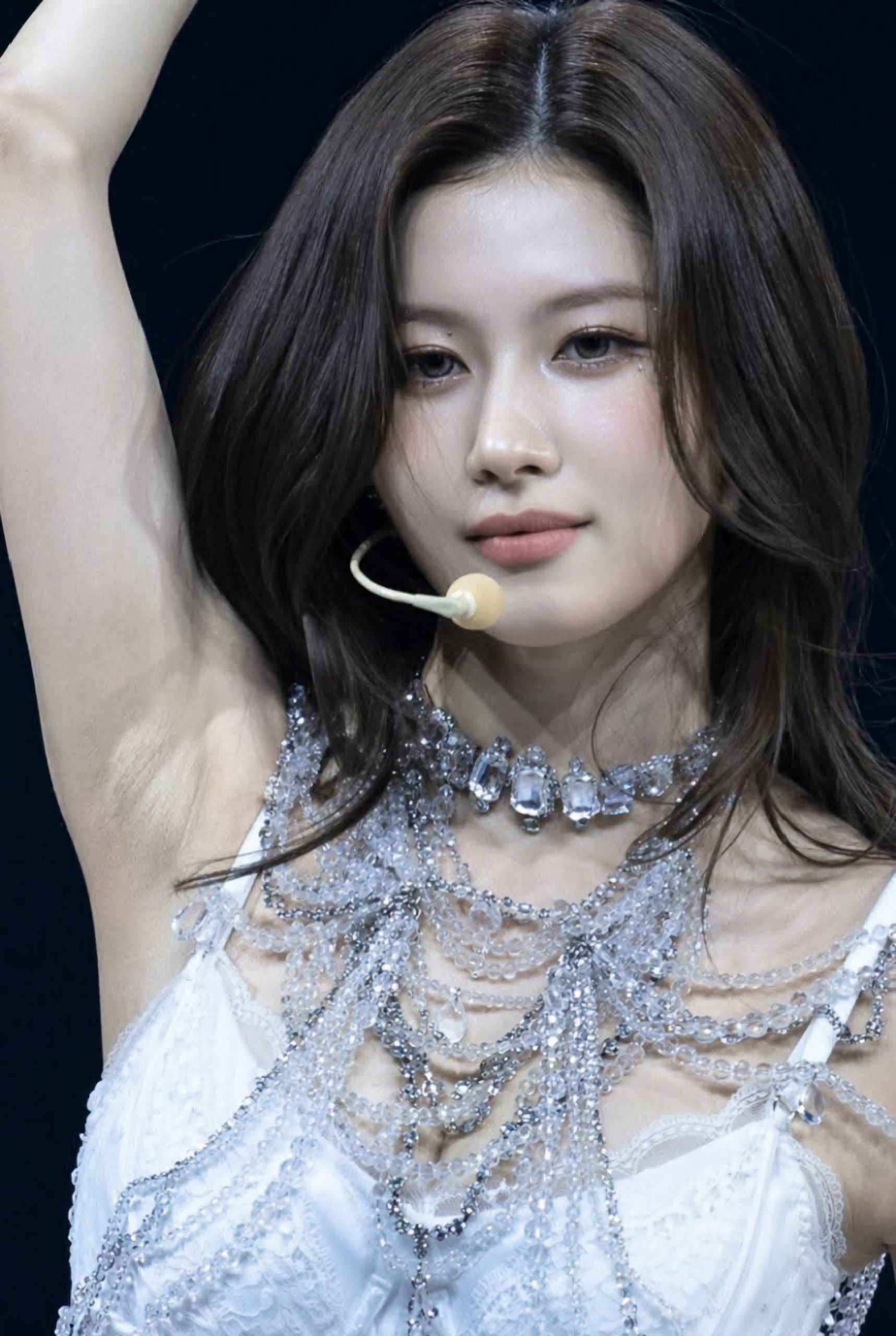 두팔 위로 올리는 사나 고화질 겨드랑이 페로몬 사진 3장