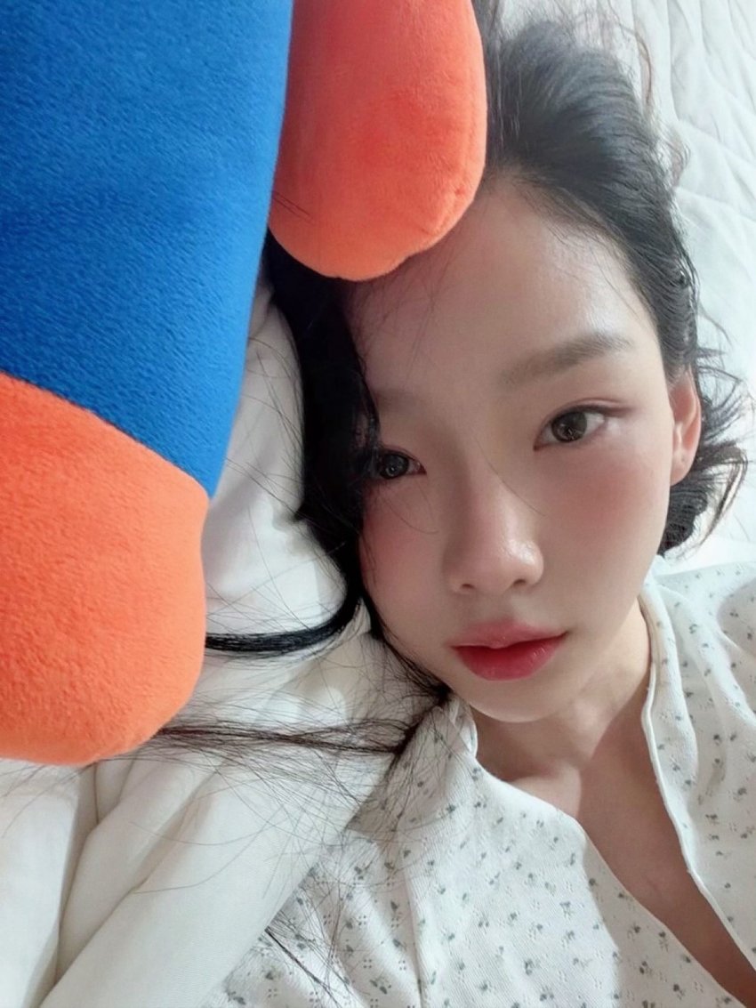 볼이 발그레한 태연...옆으로 누워서 침대 셀카 분위기가 ㅗㅜㅑ