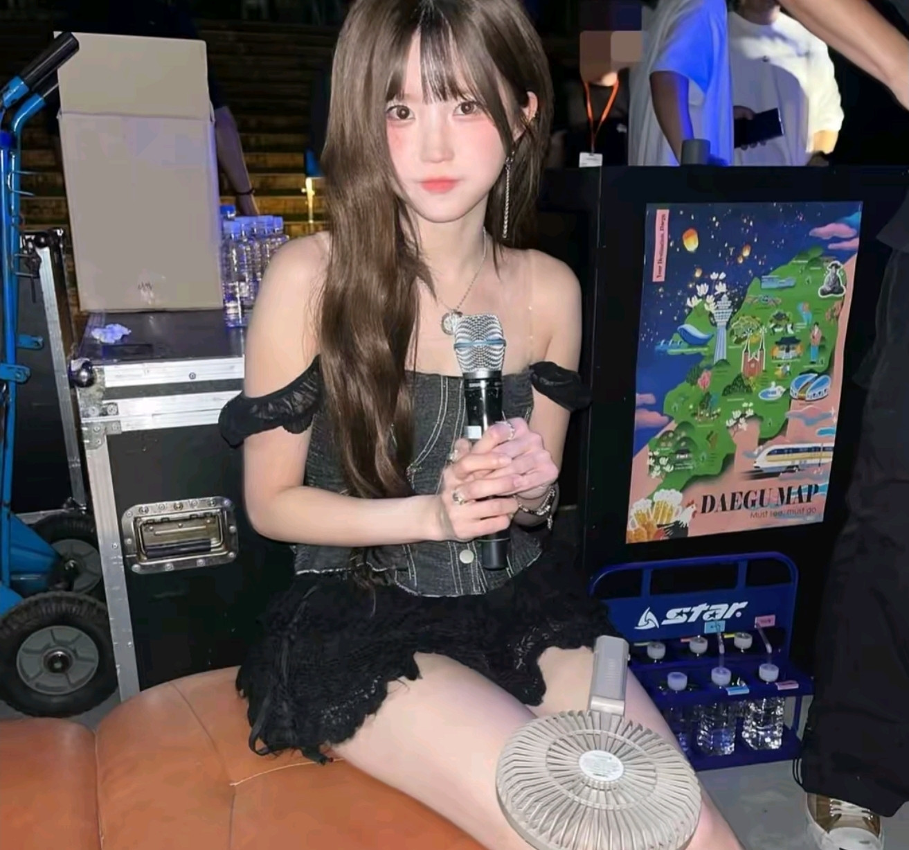 무대 밑 의자에 앉아서 쉬는 송하영 검정 레이스 치마 허벅지