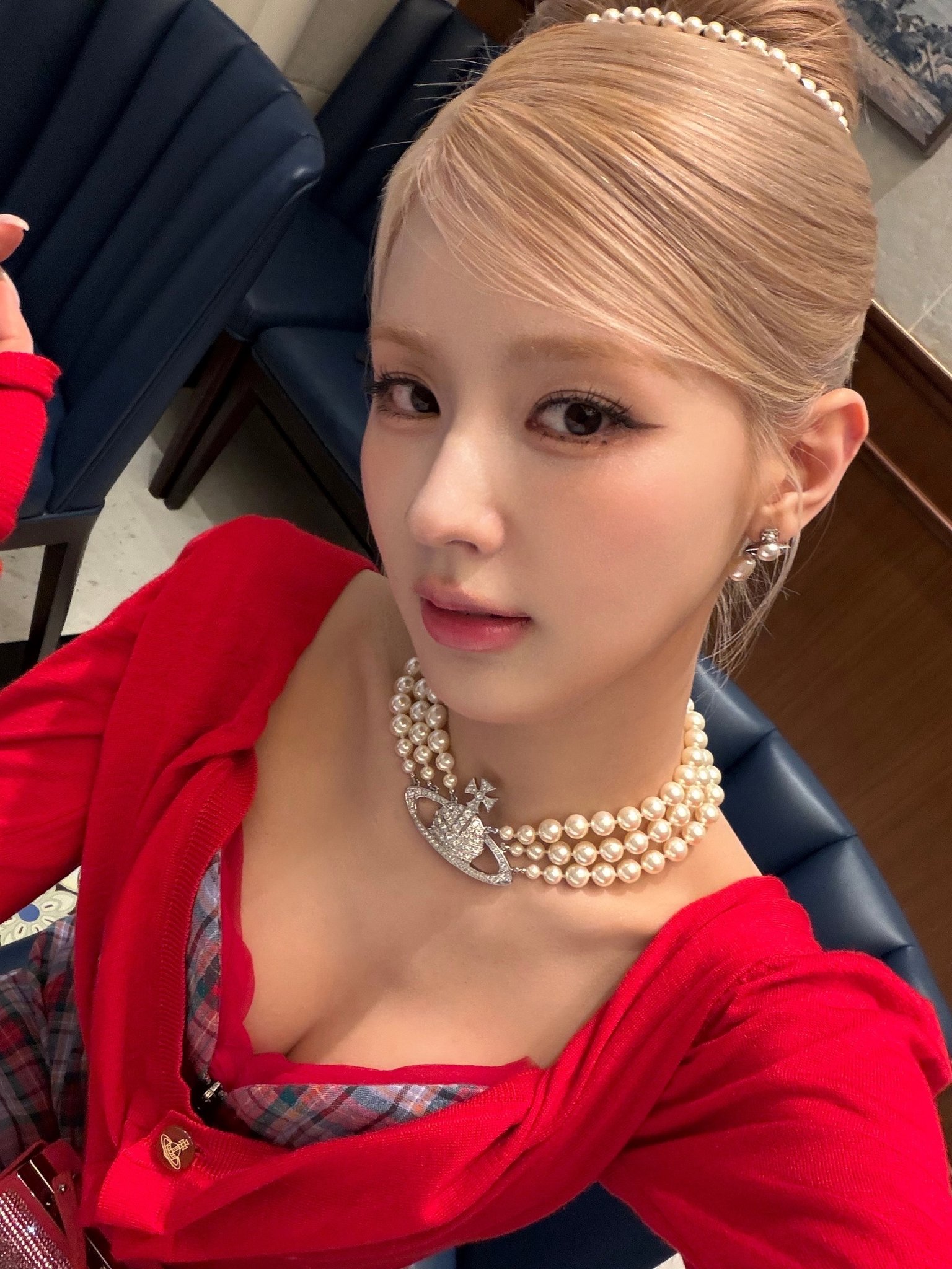금발 올림머리 미연 대기실에서 체크 란제리룩 가슴골 셀카