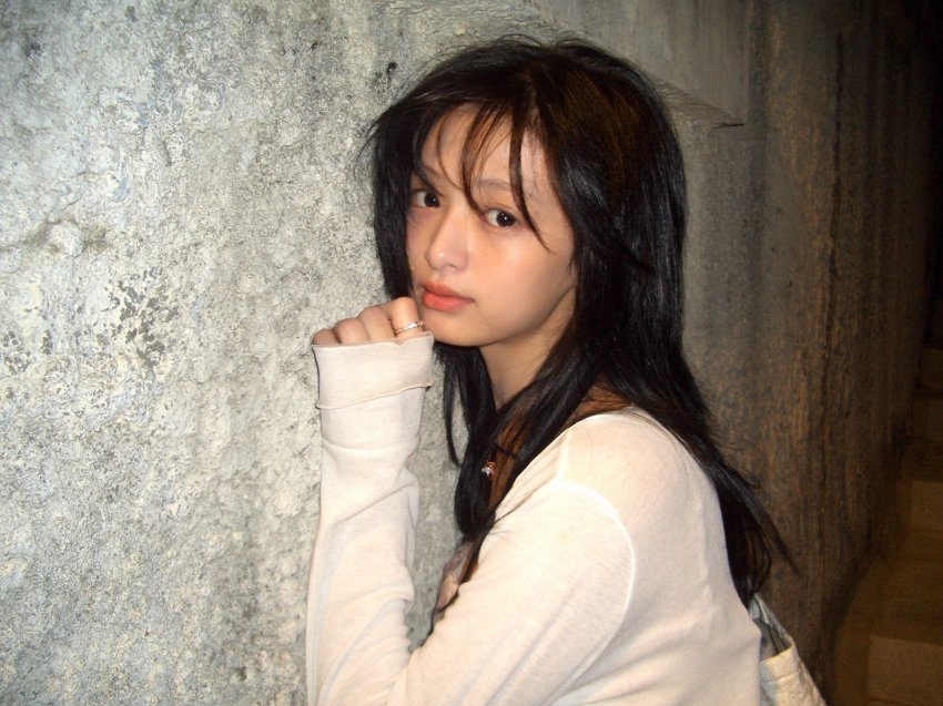오래된 자판기 앞의 베몬 아현 꽃무늬 오프숄더 은근한 윗슴골