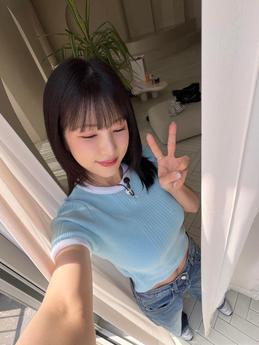 [에이핑크] 박초롱 셀카 하늘색 크롭티 + 청바지 잘록한 복부 배꼽