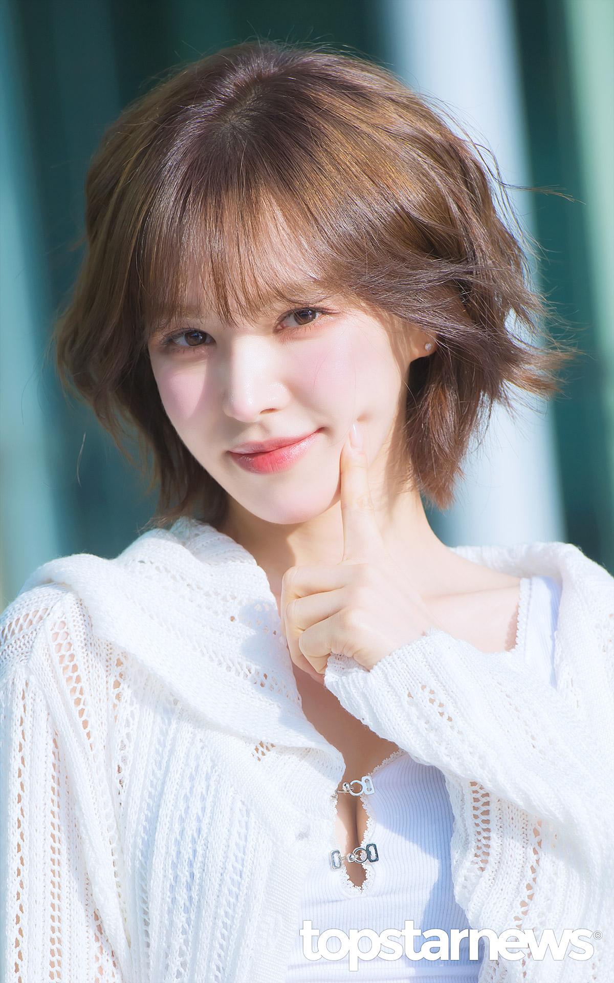 웬디 미드에 구멍난 흰 골지 나시 아찔한 가슴골 노출 (고화질)