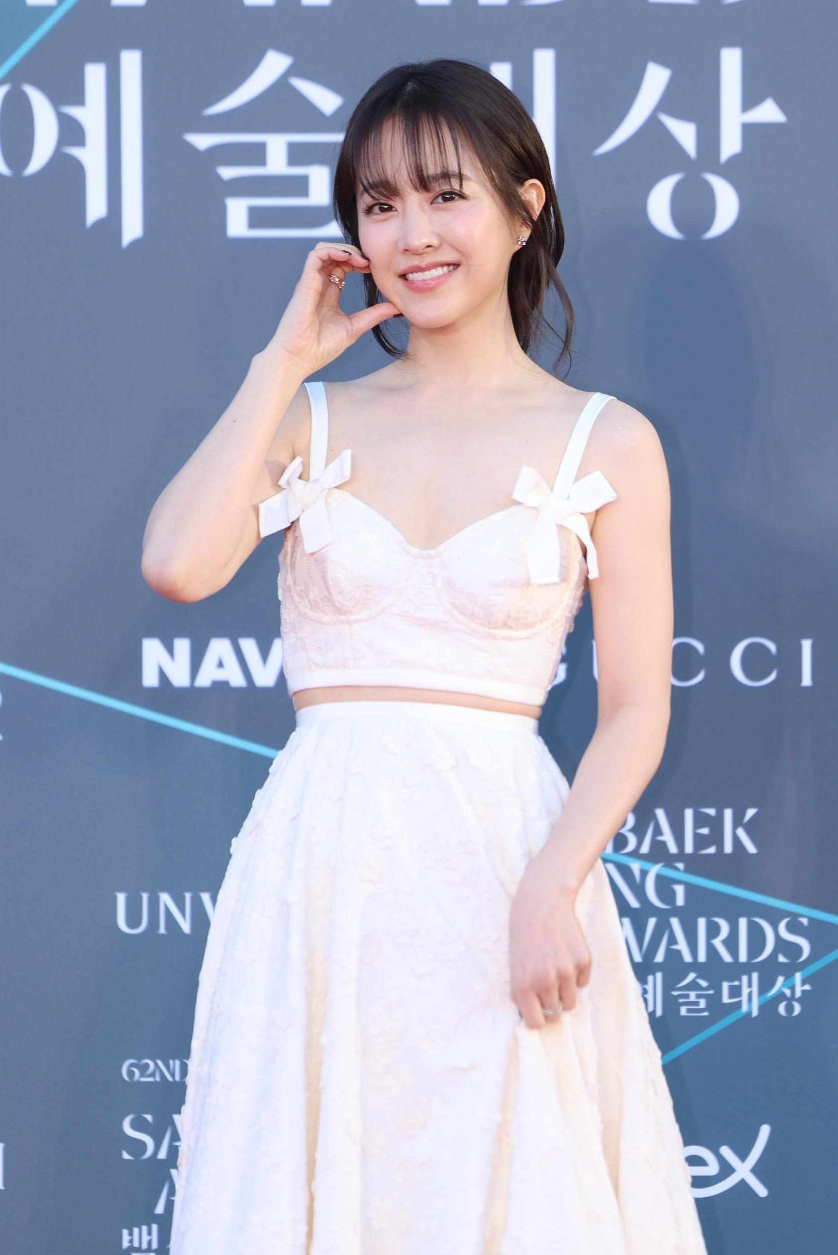 박보영 순백색 리본 드레스 몽실한 가슴골 - 2026 백상예술대상