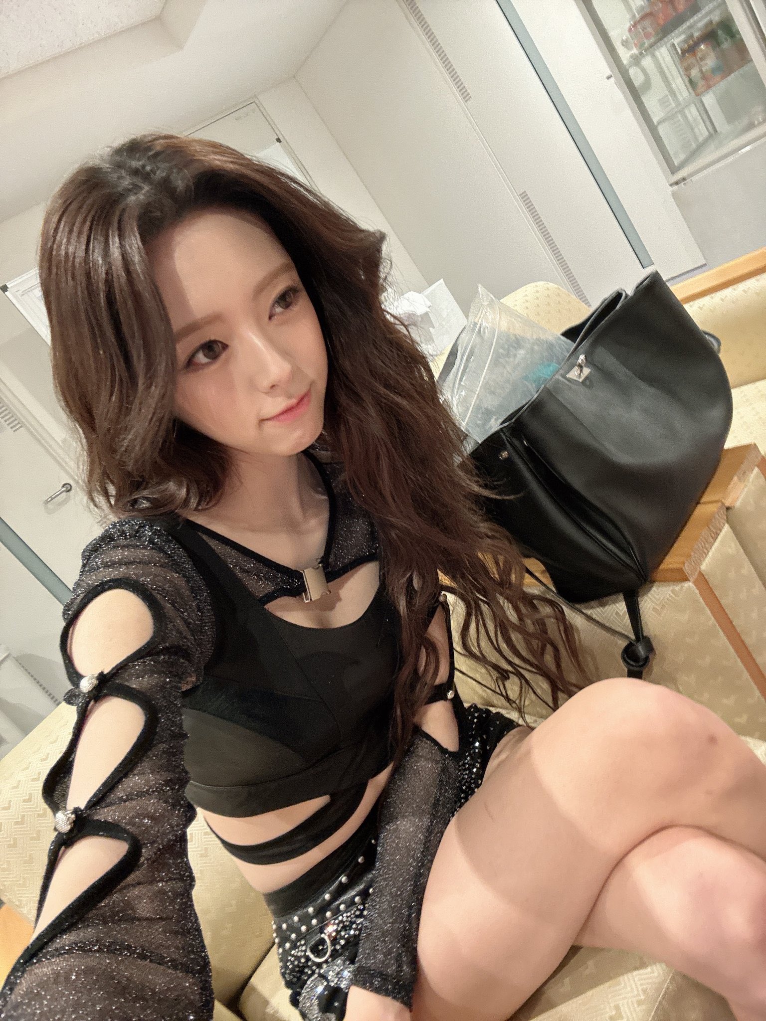 소파에서 다리 꼬고 앉아있는 있지 유나 매끈한 허벅지 - 버블