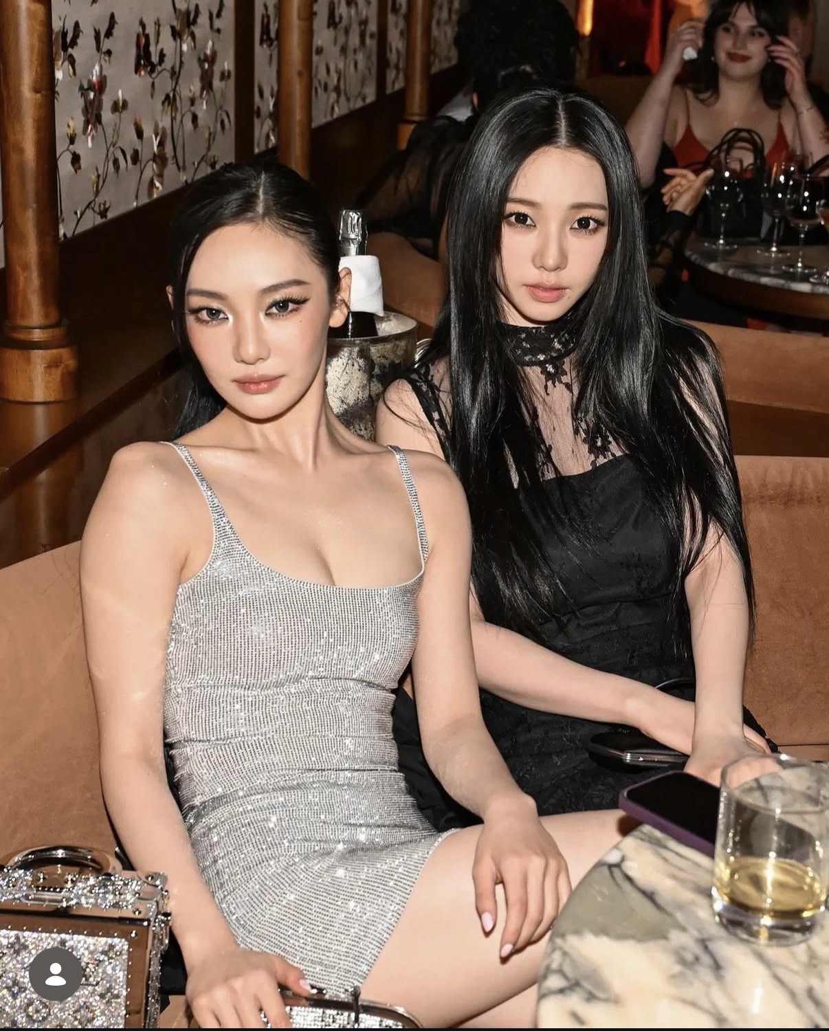 은색 반짝이 끈드레스 닝닝 아찔한 가슴골 + 다리 꼰 야벅지